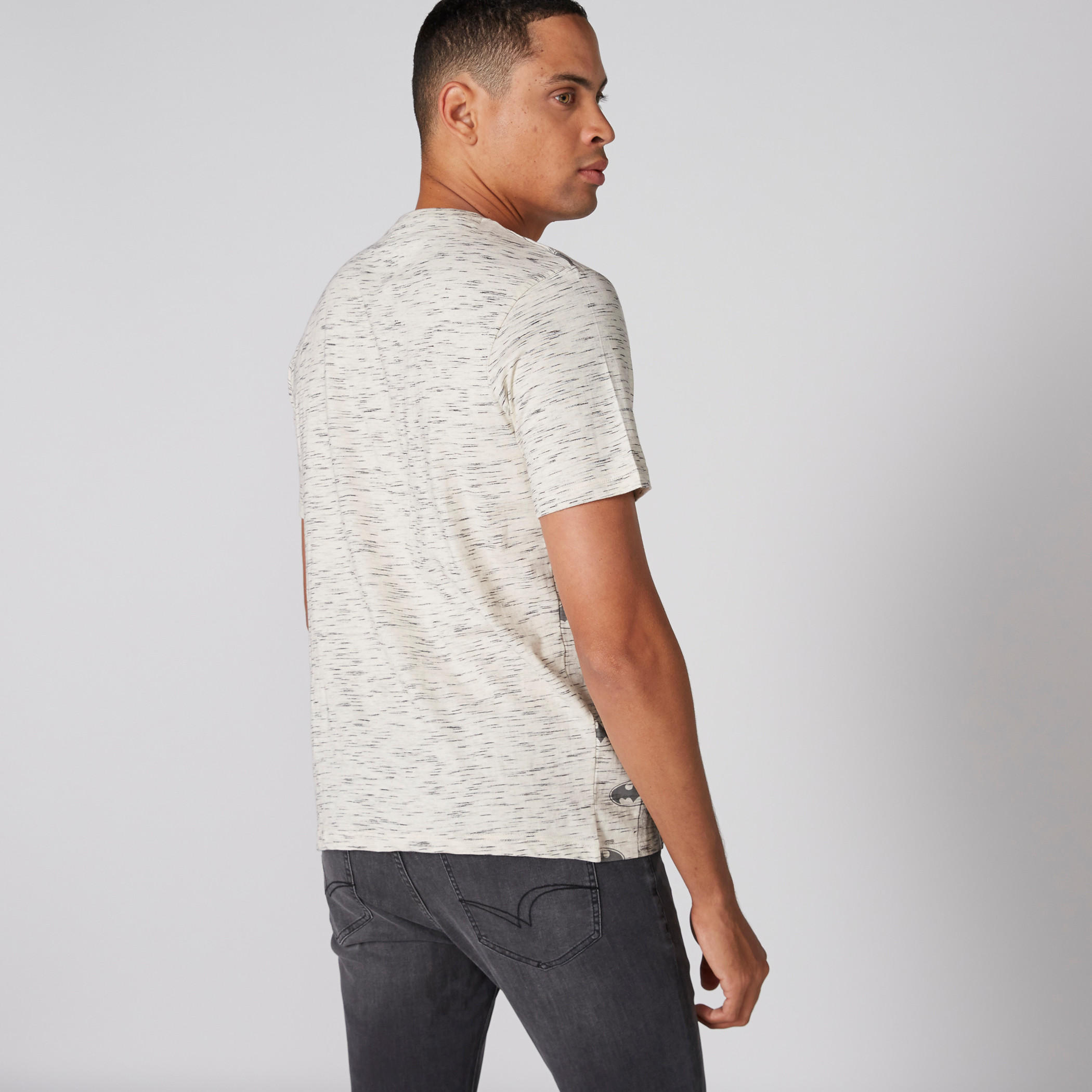 تيشيرت بياقة ضيّقة وأكمام قصيرة وطبعات باتمان-men-clothing-tshirtsandpolos-tshirts-image-2