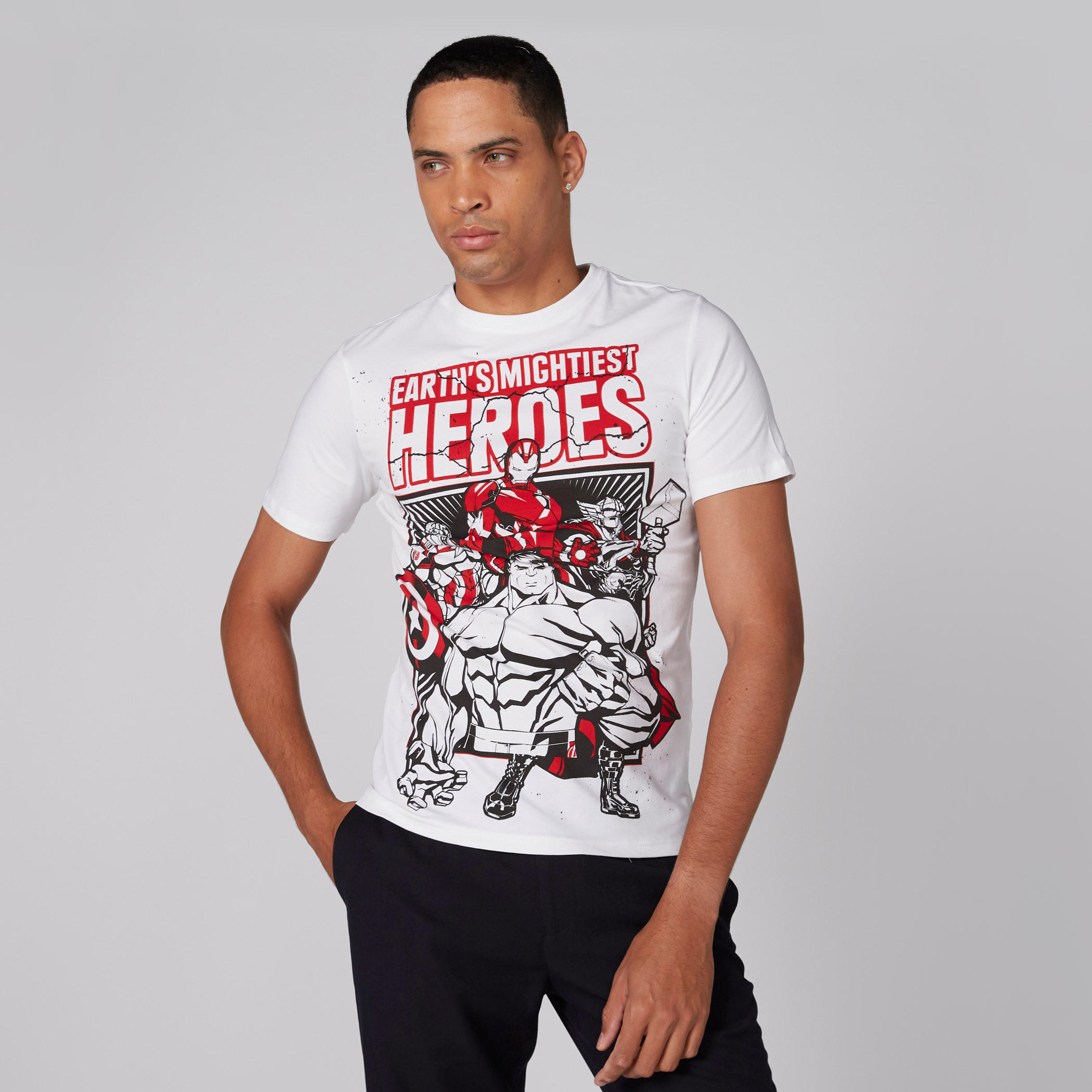 تيشيرت بأكمام قصيرة وياقة ضيقة وطبعات أفينجرز-men-clothing-tshirtsandpolos-tshirts-image-1