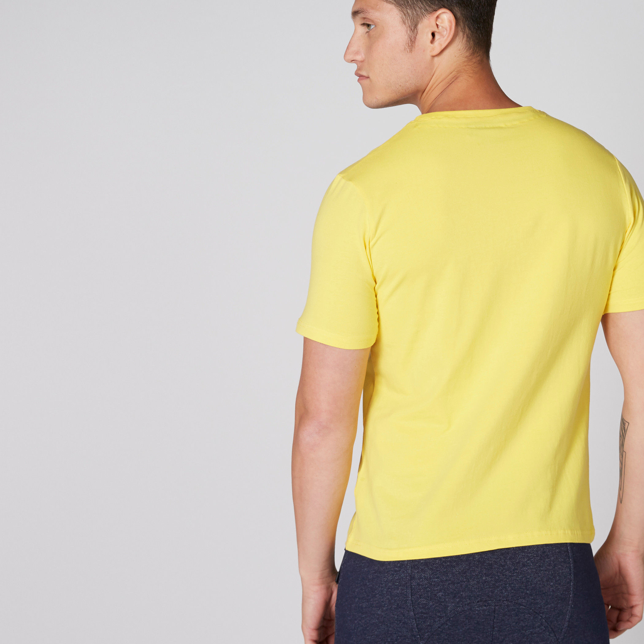 تيشيرت بياقة مستديرة وأكمام قصيرة وطبعات جوني برافو-men-clothing-tshirtsandpolos-tshirts-image-2