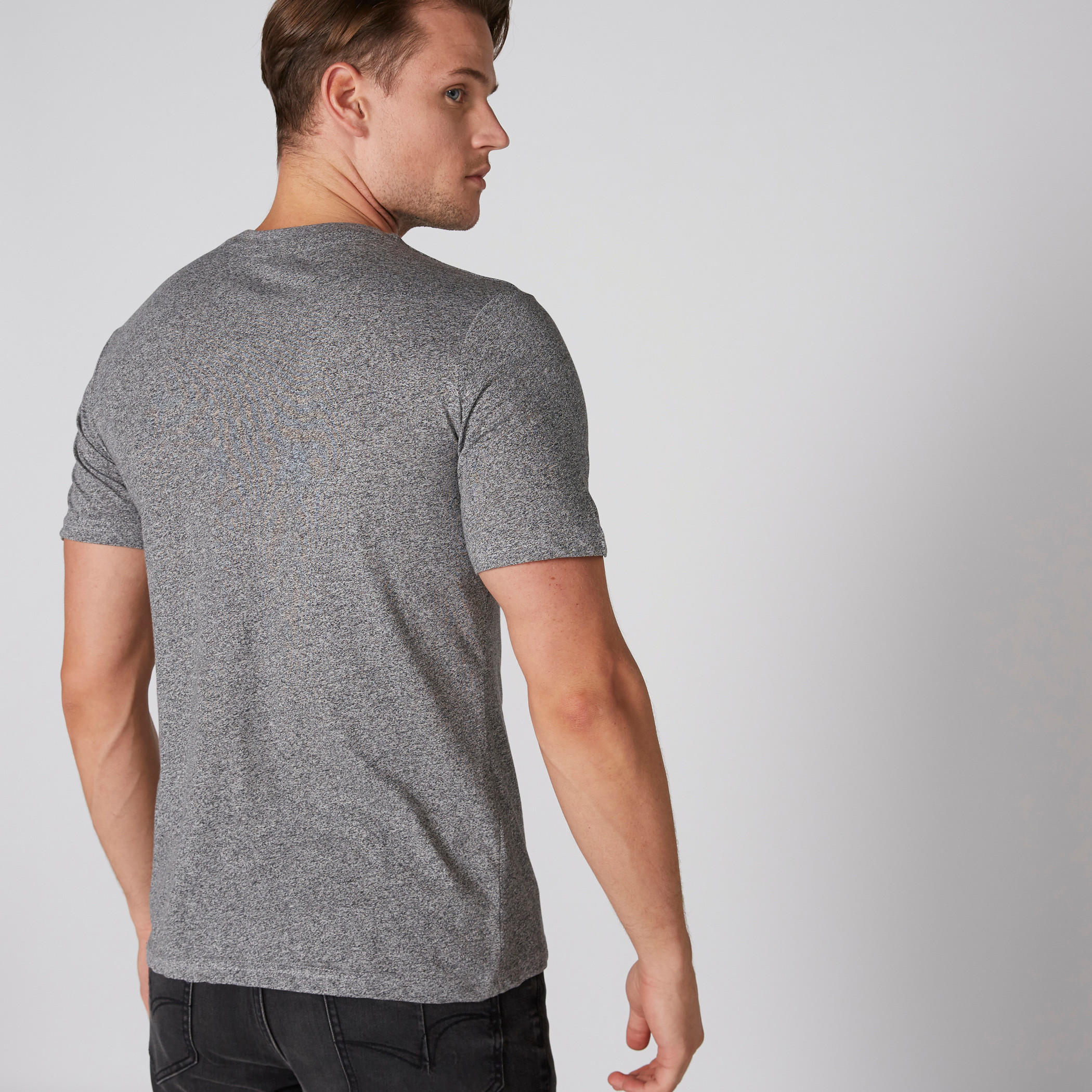 تيشيرت بياقة ضيّقة وأكمام قصيرة وطبعات ميكي ماوس-men-clothing-tshirtsandpolos-tshirts-image-2
