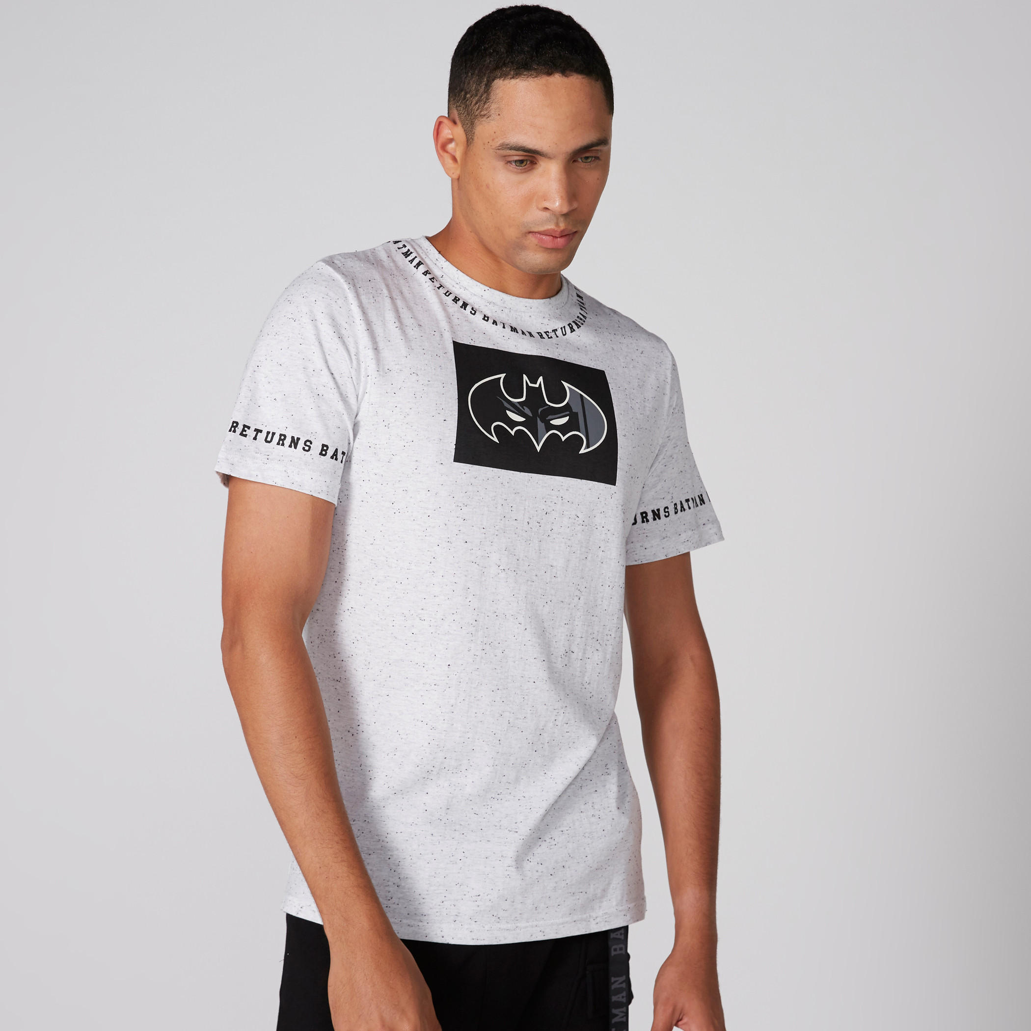تيشيرت بياقة ضيّقة وأكمام قصيرة وطبعات باتمان-men-clothing-tshirtsandpolos-tshirts-image-3
