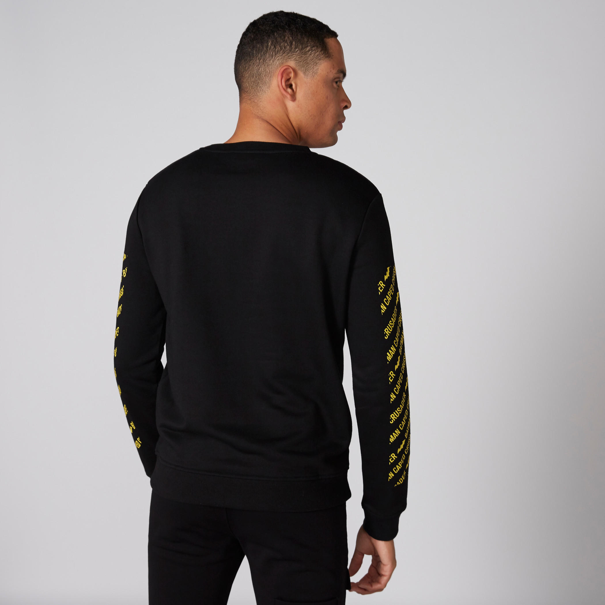 سويت شيرت بأكمام طويلة وياقة مستديرة وطبعات باتمان-men-winterwear-hoodiesandsweatshirts-image-2