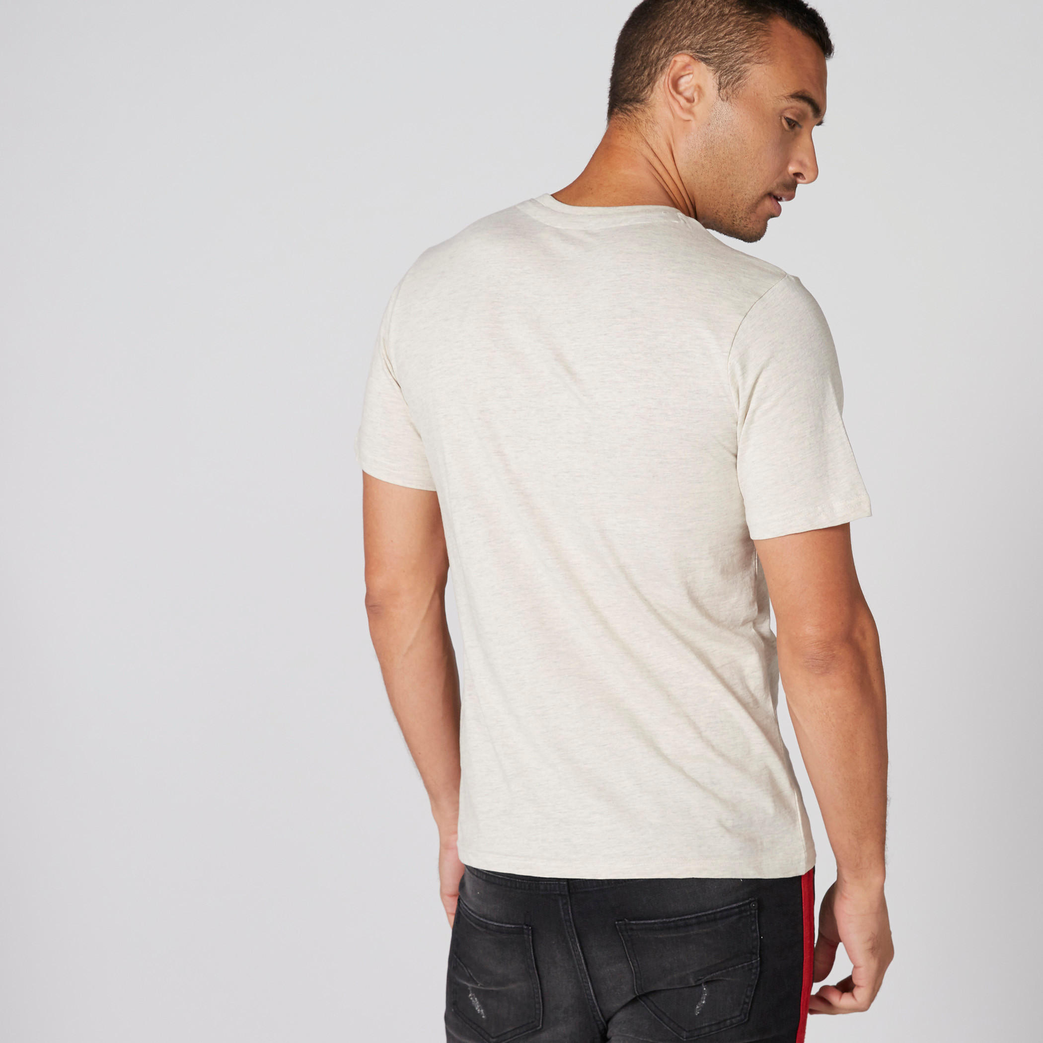 تيشيرت بياقة ضيقة وأكمام قصيرة وطبعات لوني تيونز-men-clothing-tshirtsandpolos-tshirts-image-2