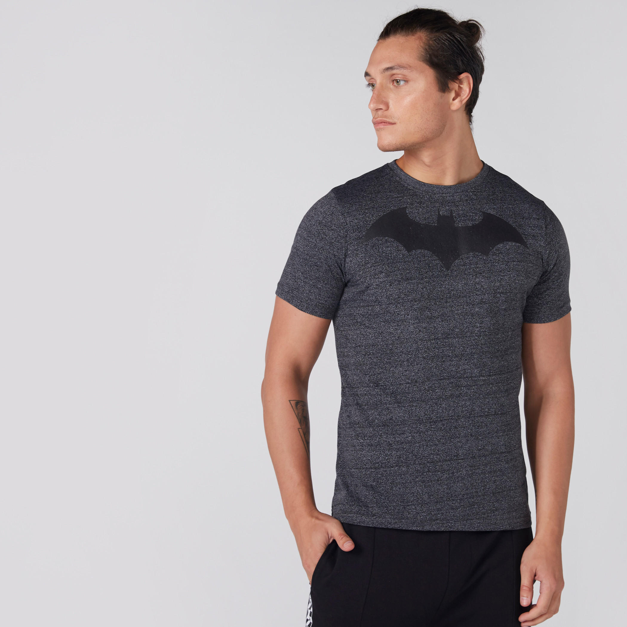 تيشيرت بياقة ضيّقة وأكمام قصيرة وطبعات باتمان-men-clothing-tshirtsandpolos-tshirts-image-1