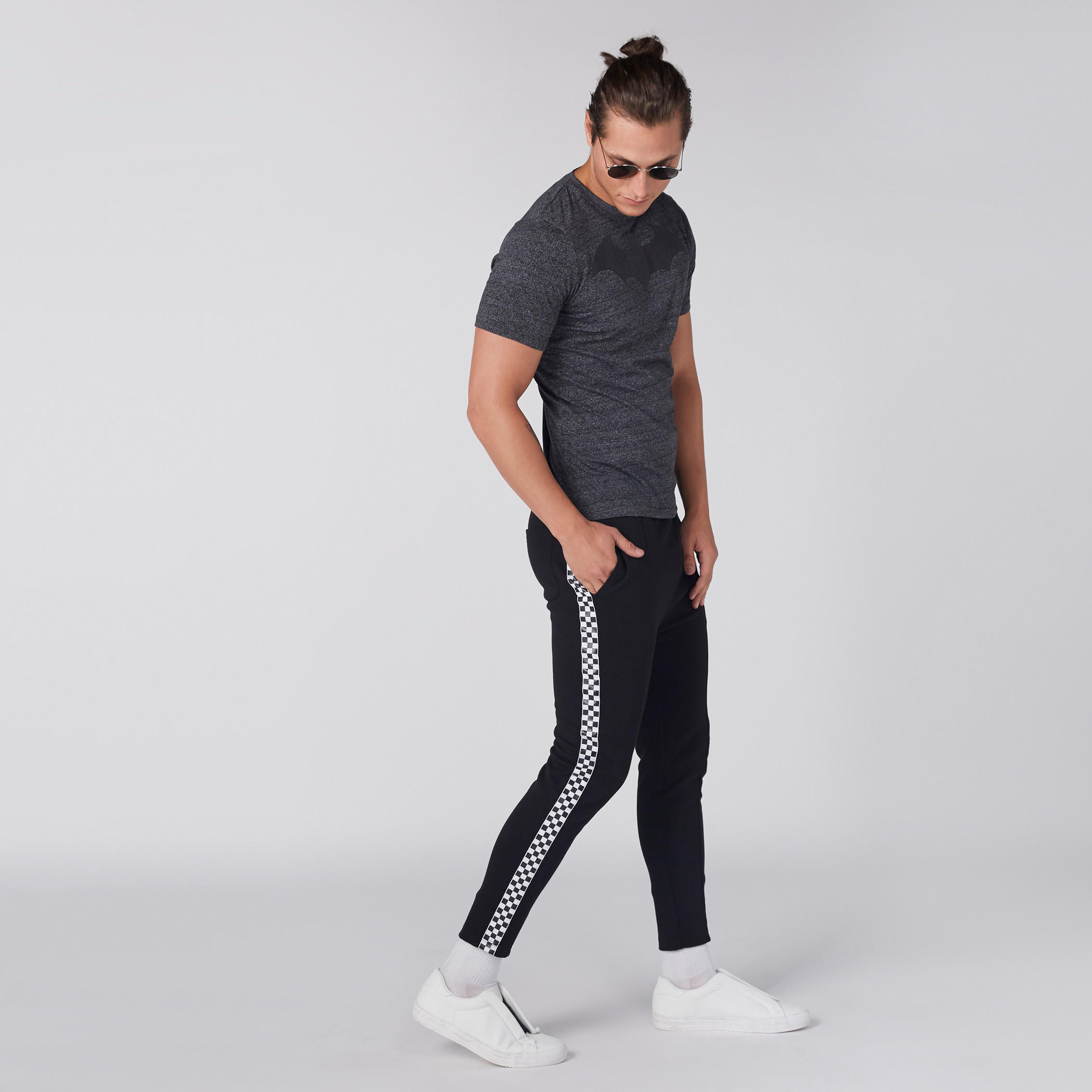 تيشيرت بياقة ضيّقة وأكمام قصيرة وطبعات باتمان-men-clothing-tshirtsandpolos-tshirts-image-4