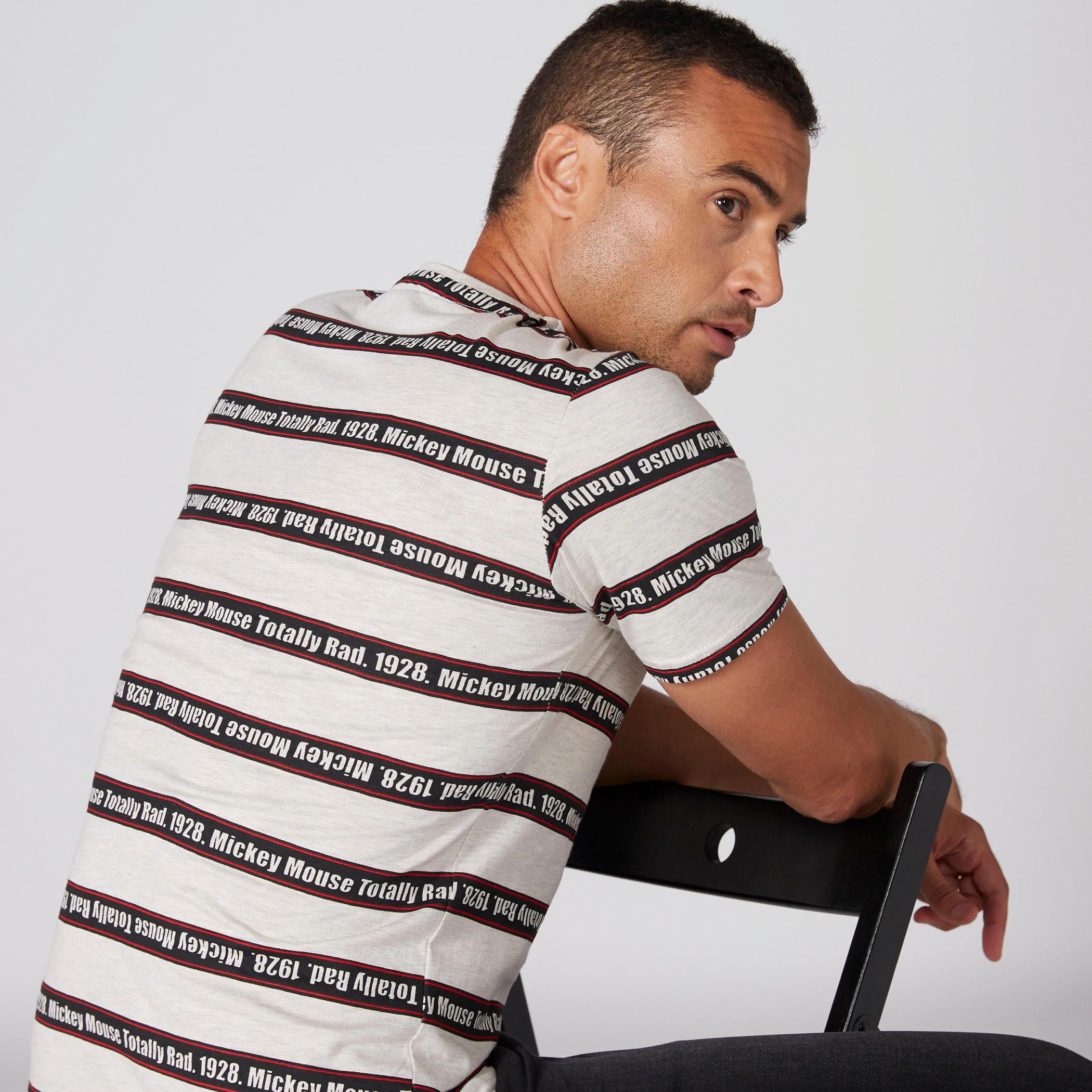 تيشيرت بياقة ضيّقة وأكمام قصيرة وطبعات-men-clothing-tshirtsandpolos-tshirts-image-1