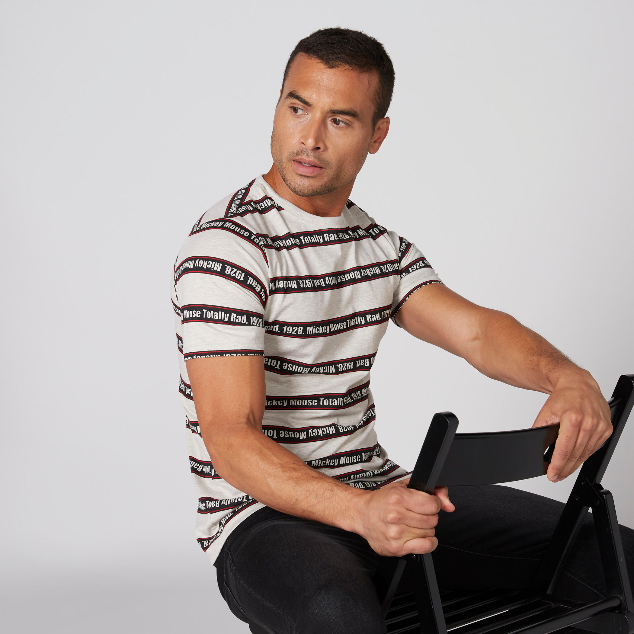 تيشيرت بياقة ضيّقة وأكمام قصيرة وطبعات-men-clothing-tshirtsandpolos-tshirts-image-2