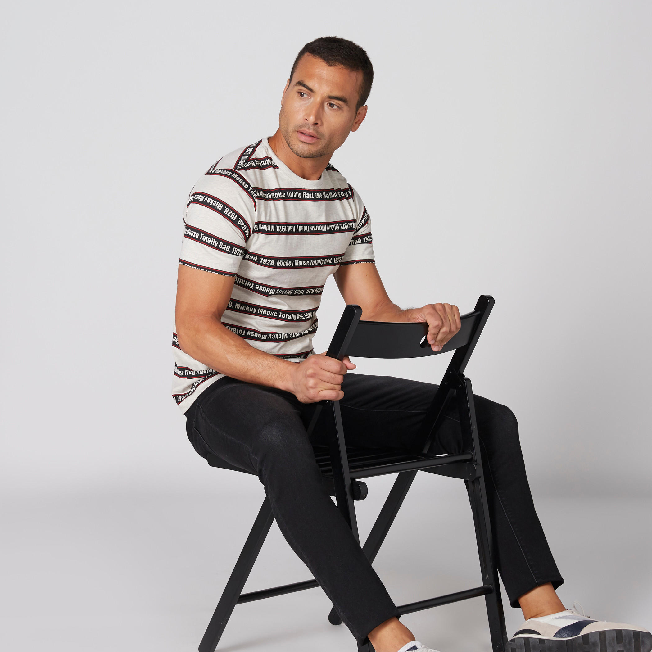 تيشيرت بياقة ضيّقة وأكمام قصيرة وطبعات-men-clothing-tshirtsandpolos-tshirts-image-3