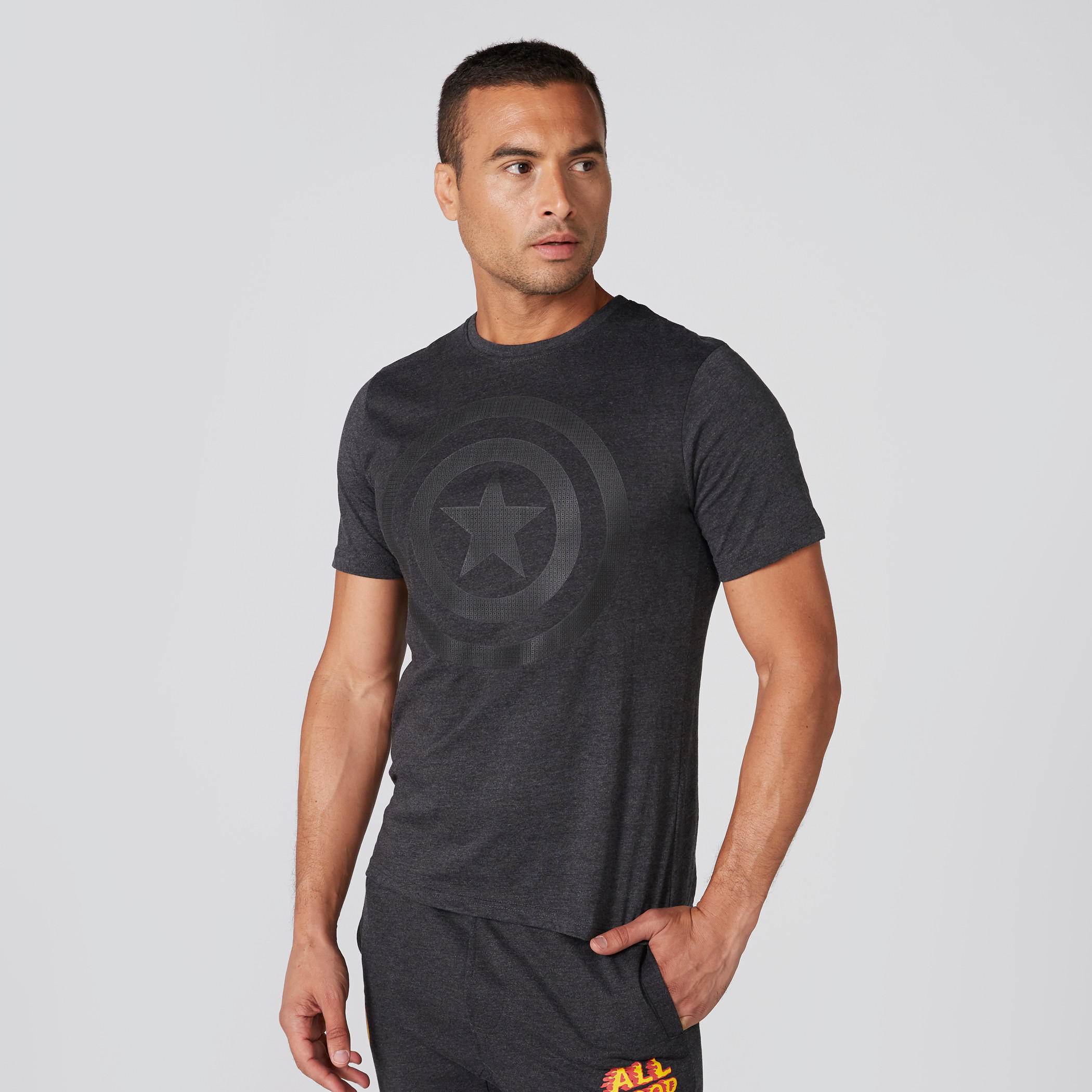 تيشيرت بياقة مستديرة وأكمام قصيرة وطبعات كابتن أمريكا-men-clothing-tshirtsandpolos-tshirts-image-1
