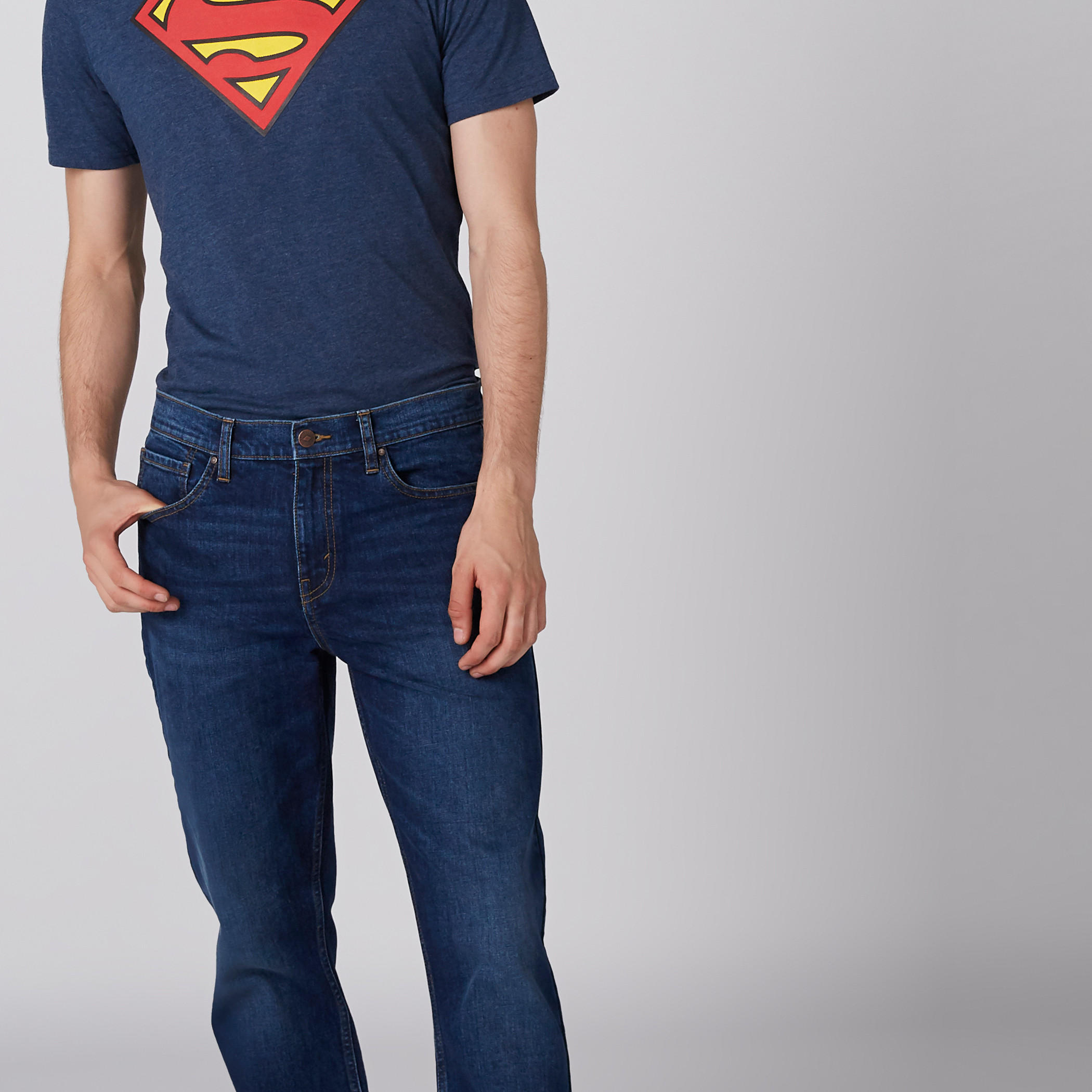 تيشيرت بياقة ضيّقة وأكمام قصيرة وطبعات سوبرمان-men-clothing-tshirtsandpolos-tshirts-image-3