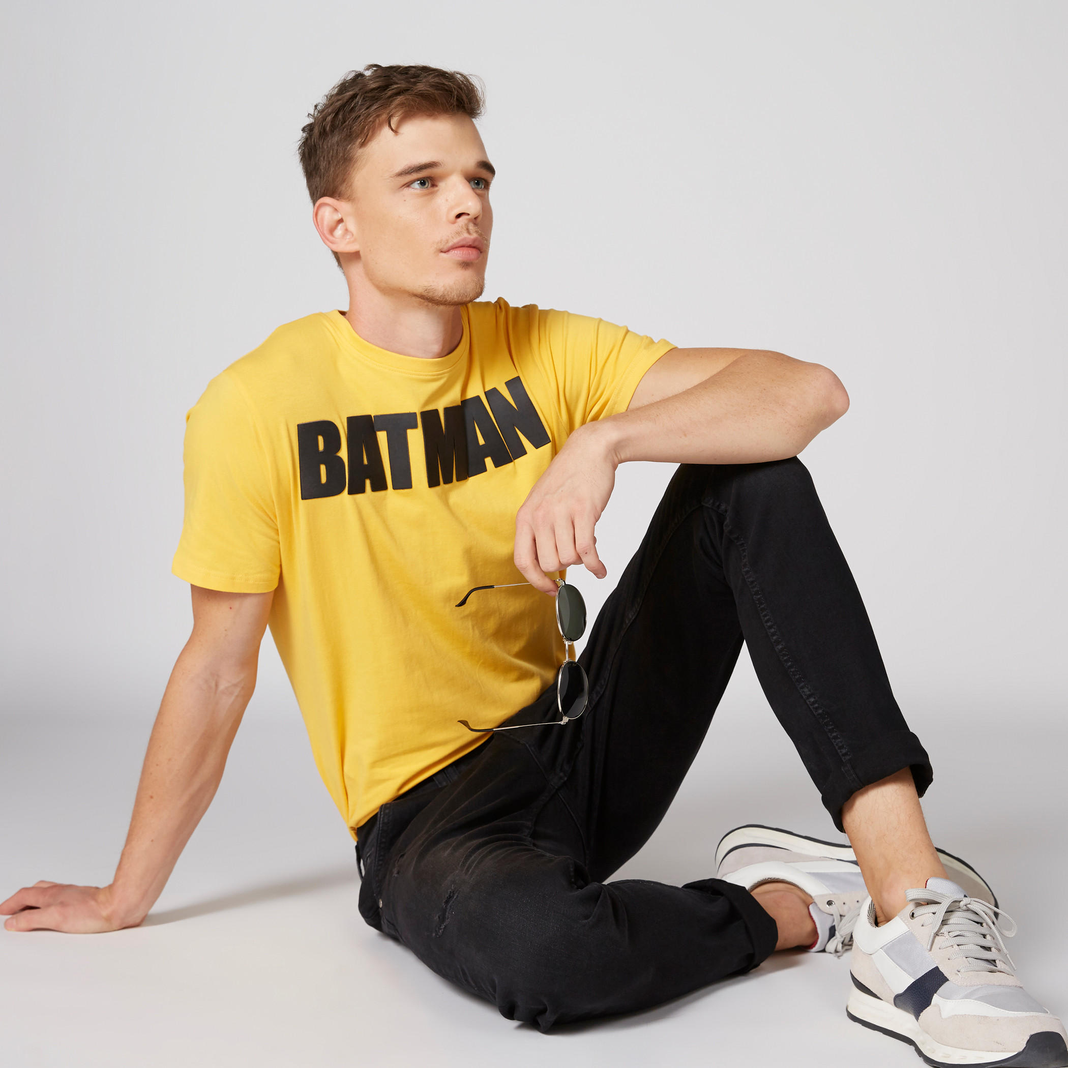 تيشيرت بياقة ضيّقة وأكمام قصيرة وطبعات باتمان-men-clothing-tshirtsandpolos-tshirts-image-1