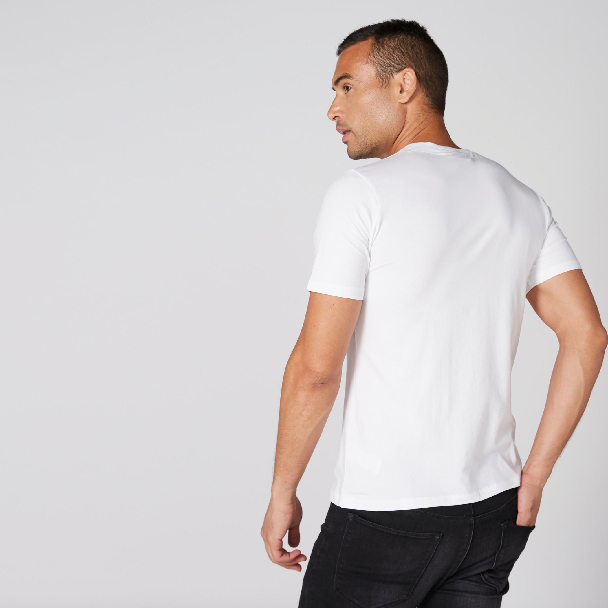 تيشيرت بياقة ضيقة وأكمام قصيرة وطبعات جوني برافو-men-clothing-tshirtsandpolos-tshirts-image-2