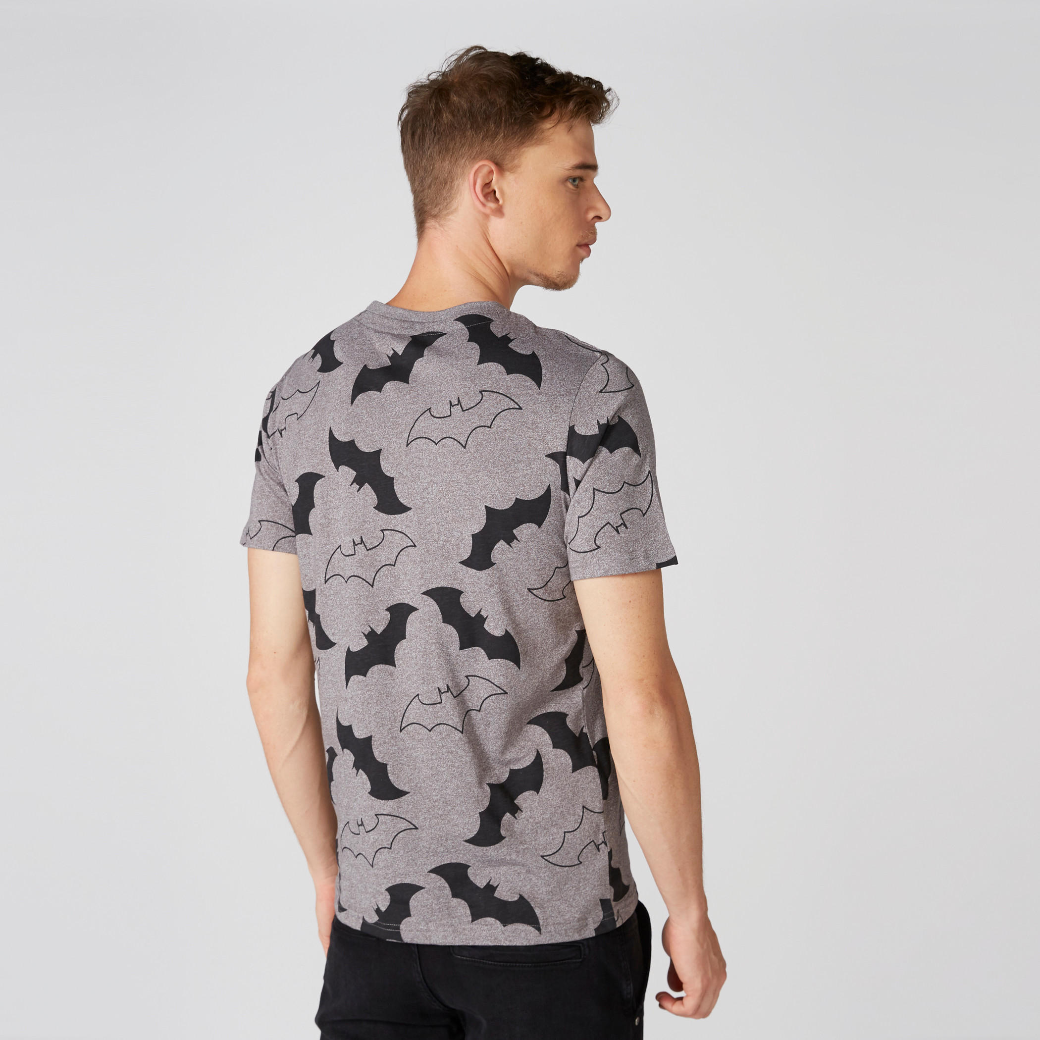 تيشيرت بياقة ضيّقة وأكمام قصيرة وطبعات باتمان-men-clothing-tshirtsandpolos-tshirts-image-2