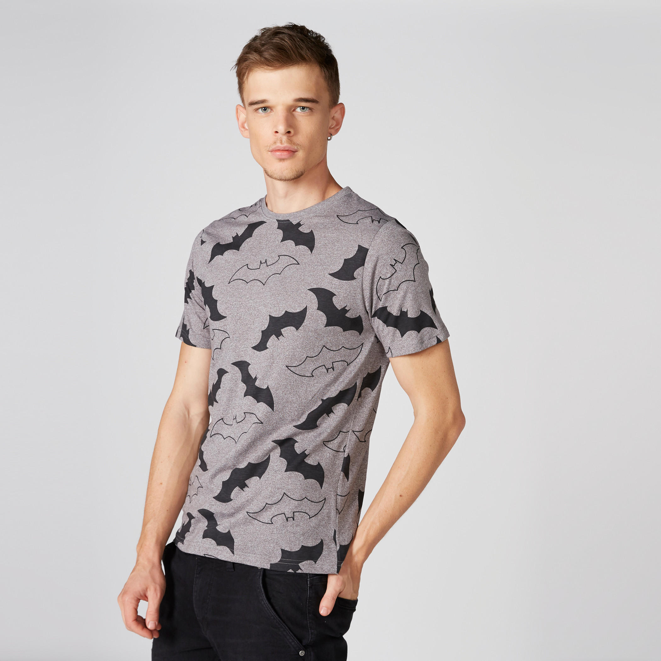 تيشيرت بياقة ضيّقة وأكمام قصيرة وطبعات باتمان-men-clothing-tshirtsandpolos-tshirts-image-3
