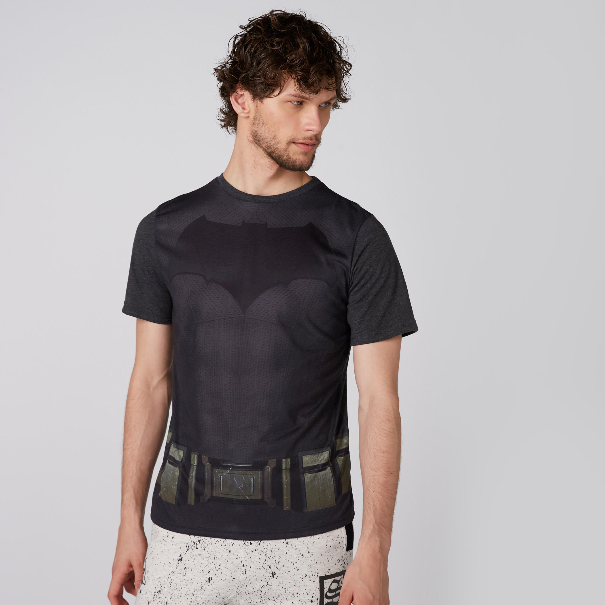 تيشيرت بياقة ضيّقة وأكمام قصيرة وطبعات باتمان-men-clothing-tshirtsandpolos-tshirts-image-1
