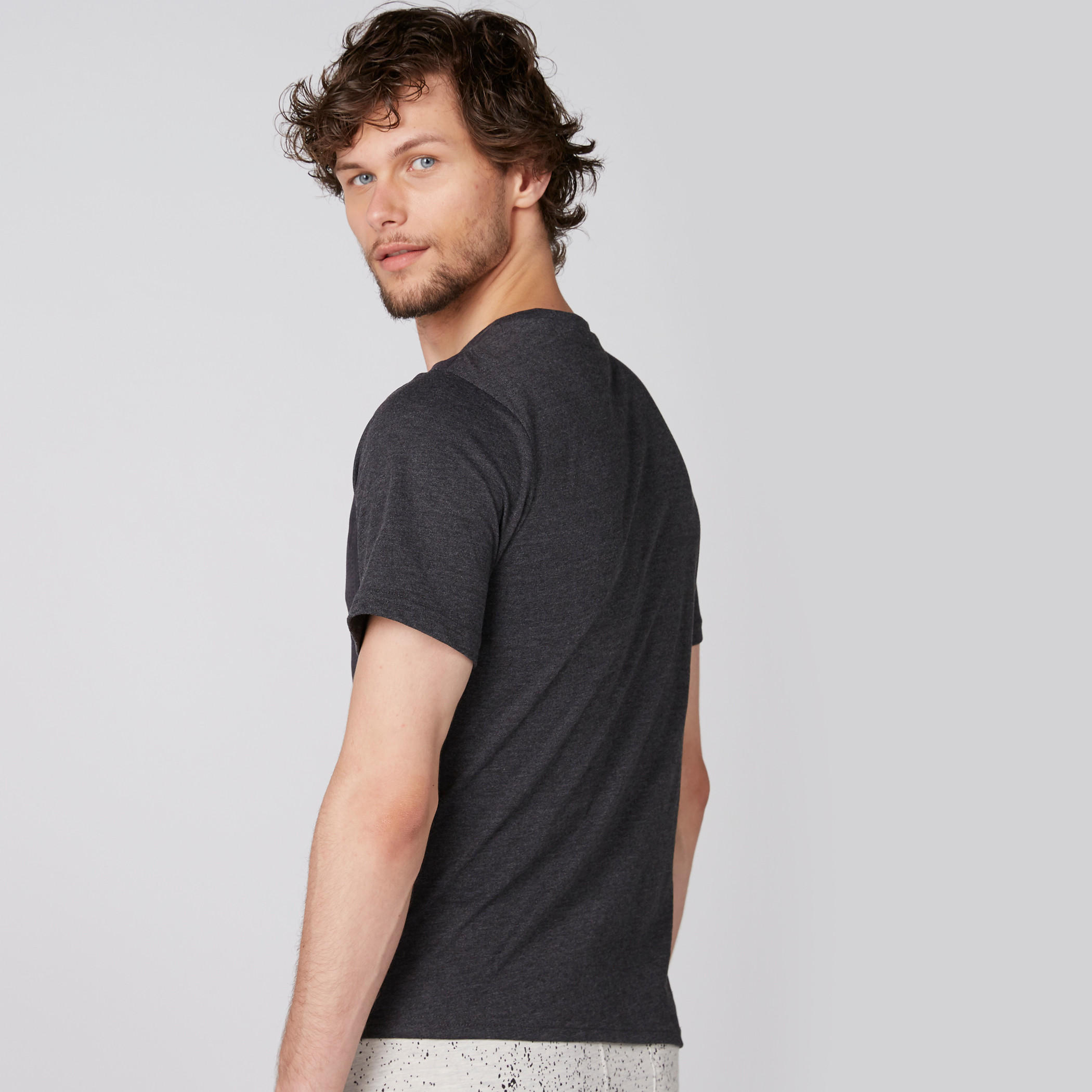 تيشيرت بياقة ضيّقة وأكمام قصيرة وطبعات باتمان-men-clothing-tshirtsandpolos-tshirts-image-2