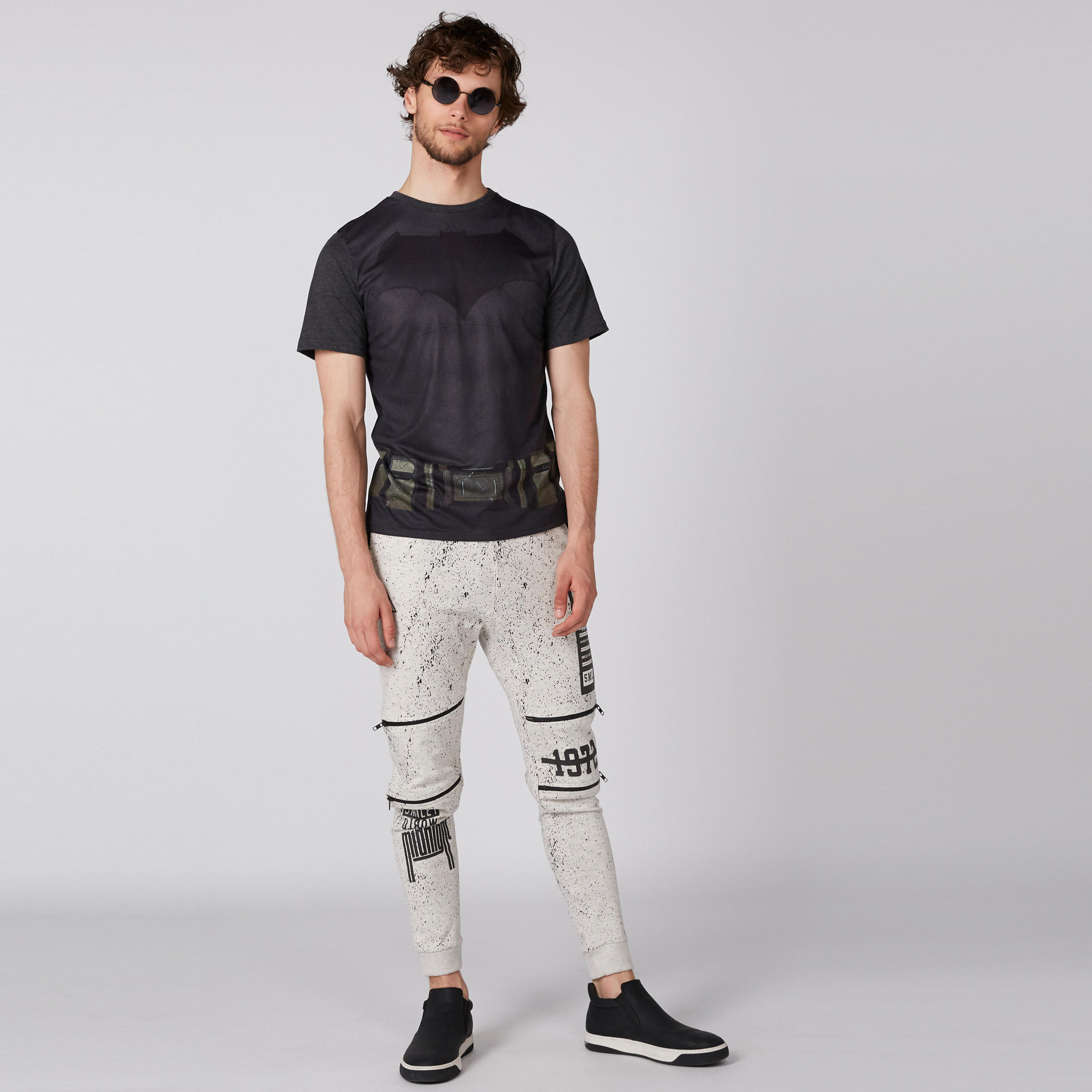 تيشيرت بياقة ضيّقة وأكمام قصيرة وطبعات باتمان-men-clothing-tshirtsandpolos-tshirts-image-3