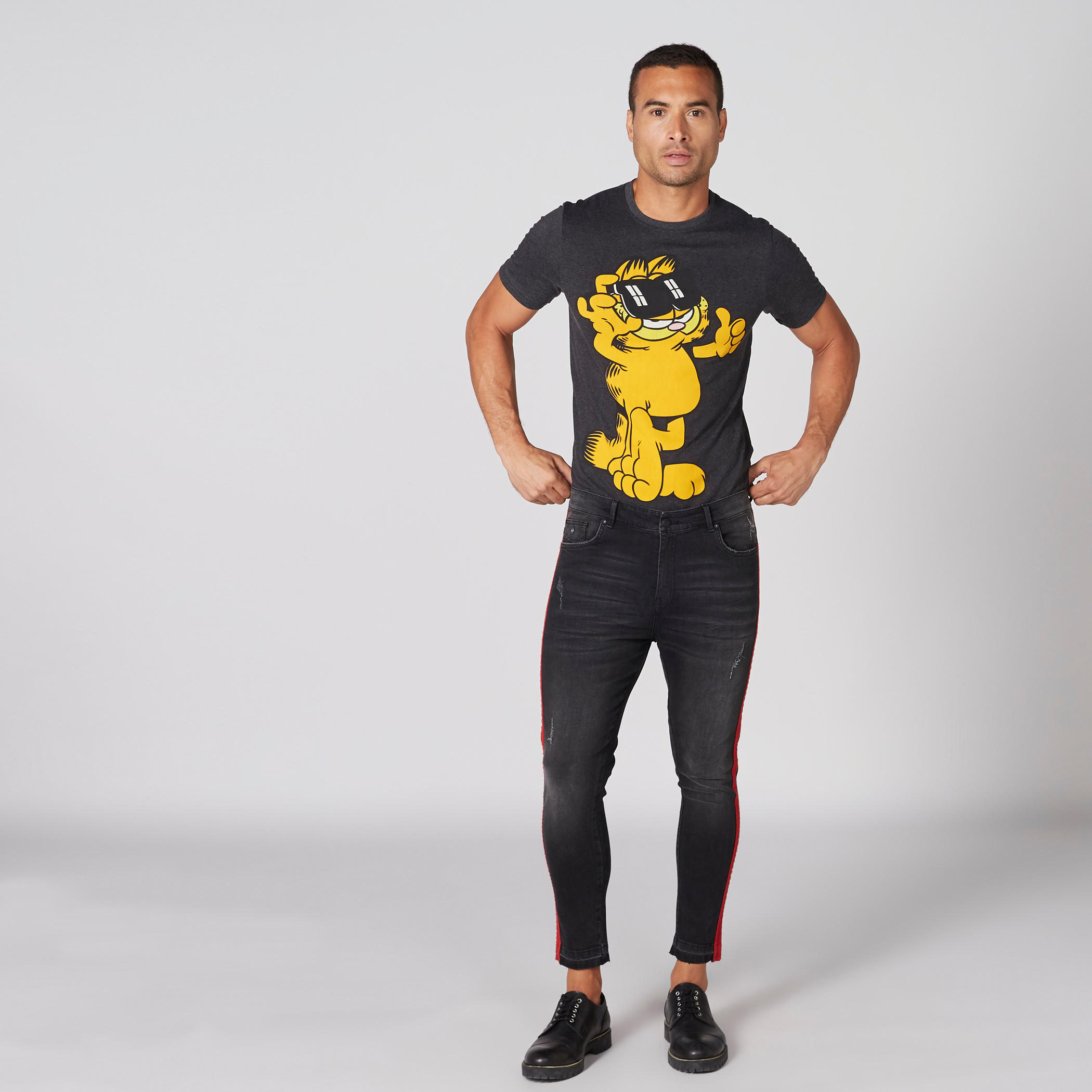 تيشيرت بياقة ضيقة وأكمام قصيرة وطبعات جارفيلد-men-clothing-tshirtsandpolos-tshirts-image-1