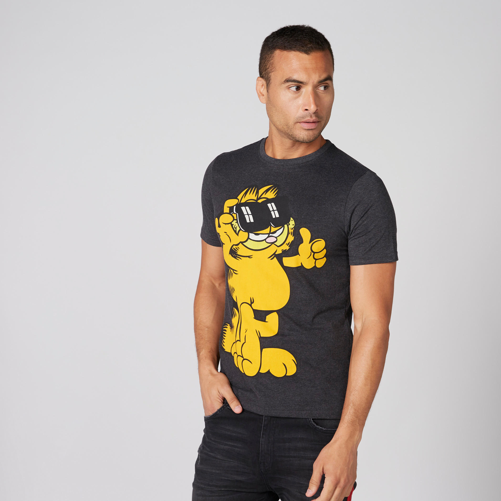تيشيرت بياقة ضيقة وأكمام قصيرة وطبعات جارفيلد-men-clothing-tshirtsandpolos-tshirts-image-3