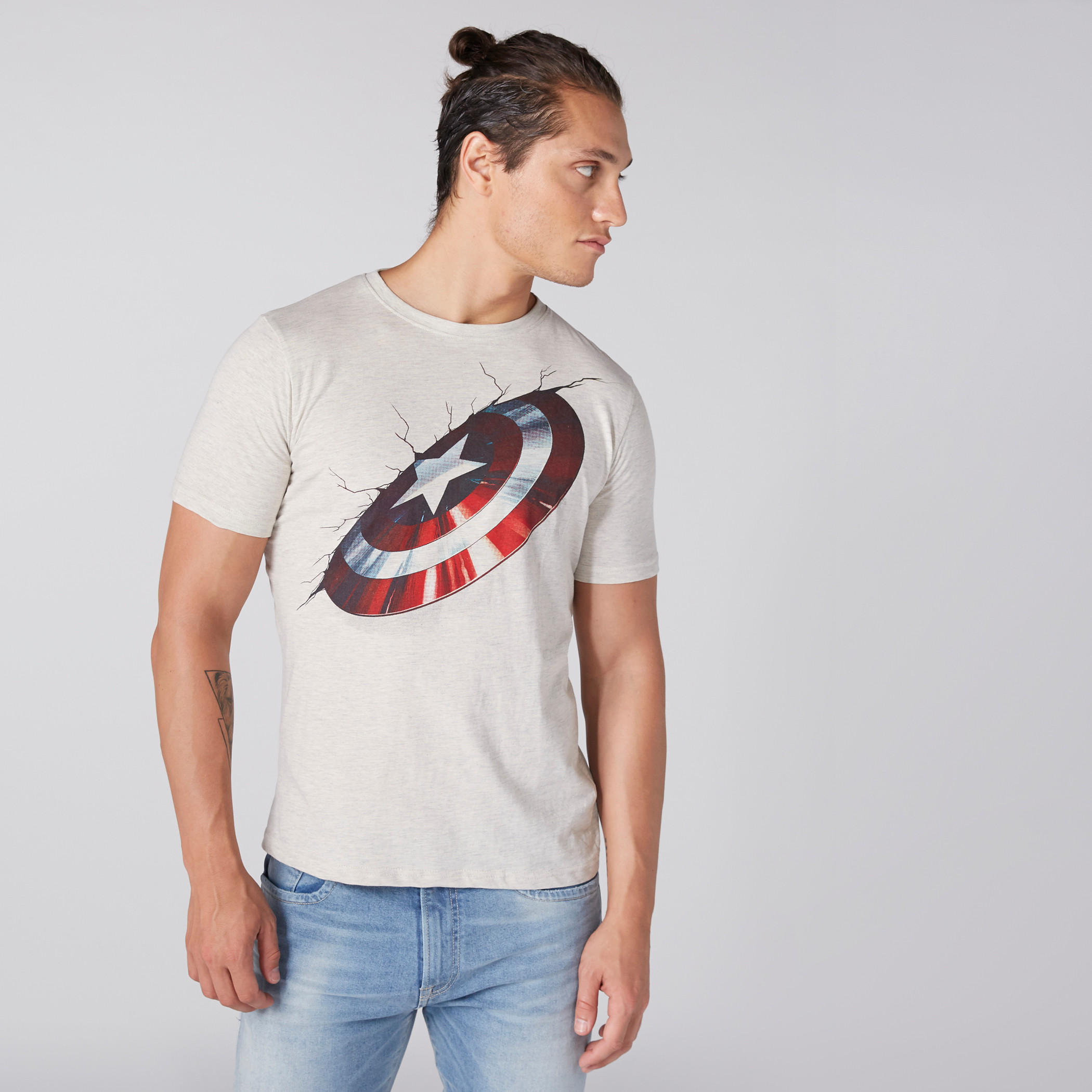 تيشيرت بياقة ضيقة وأكمام قصيرة ومزين بنقش كابتين أميركا مطبوع-men-clothing-tshirtsandpolos-tshirts-image-1