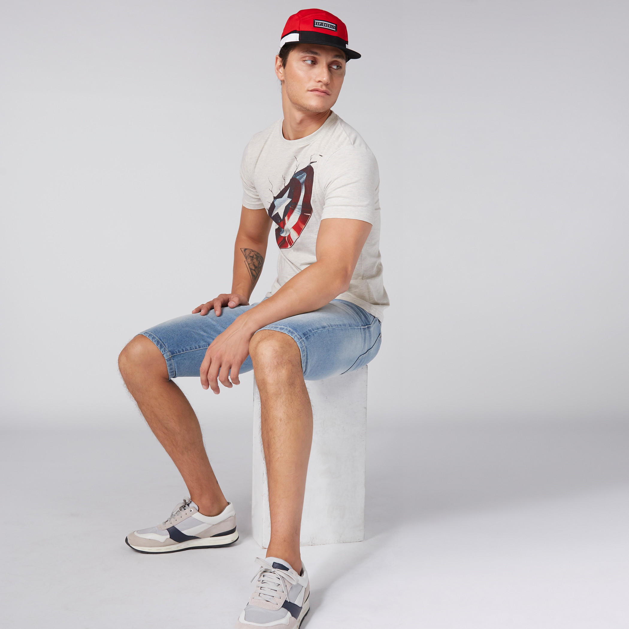 تيشيرت بياقة ضيقة وأكمام قصيرة ومزين بنقش كابتين أميركا مطبوع-men-clothing-tshirtsandpolos-tshirts-image-3