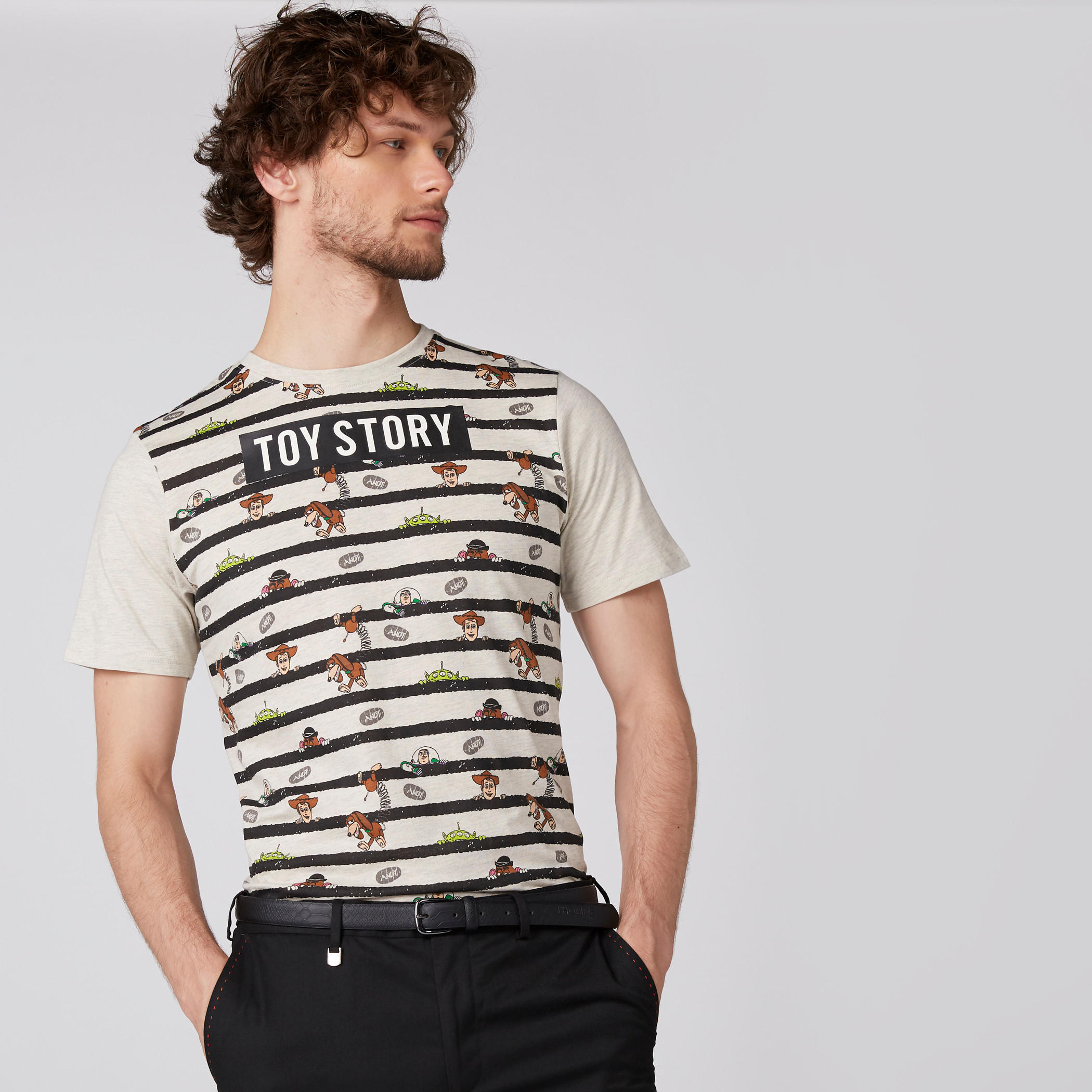 تيشيرت بياقة ضيّقة وأكمام قصيرة وطبعات توي ستوري-men-clothing-tshirtsandpolos-tshirts-image-1