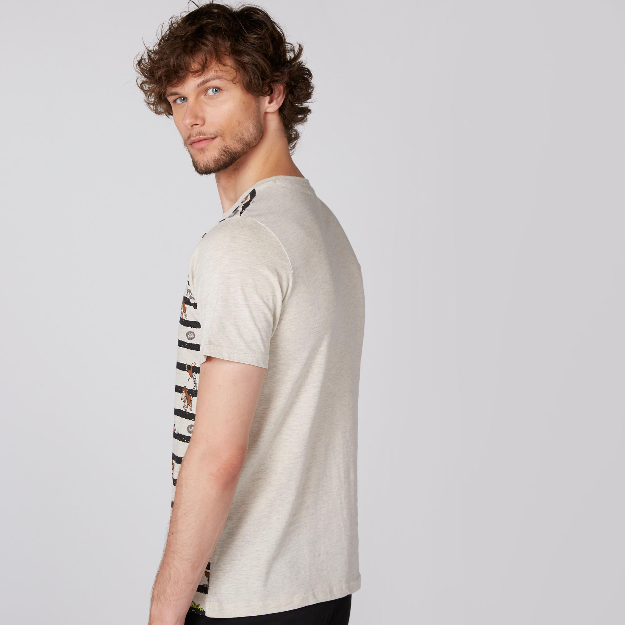 تيشيرت بياقة ضيّقة وأكمام قصيرة وطبعات توي ستوري-men-clothing-tshirtsandpolos-tshirts-image-2