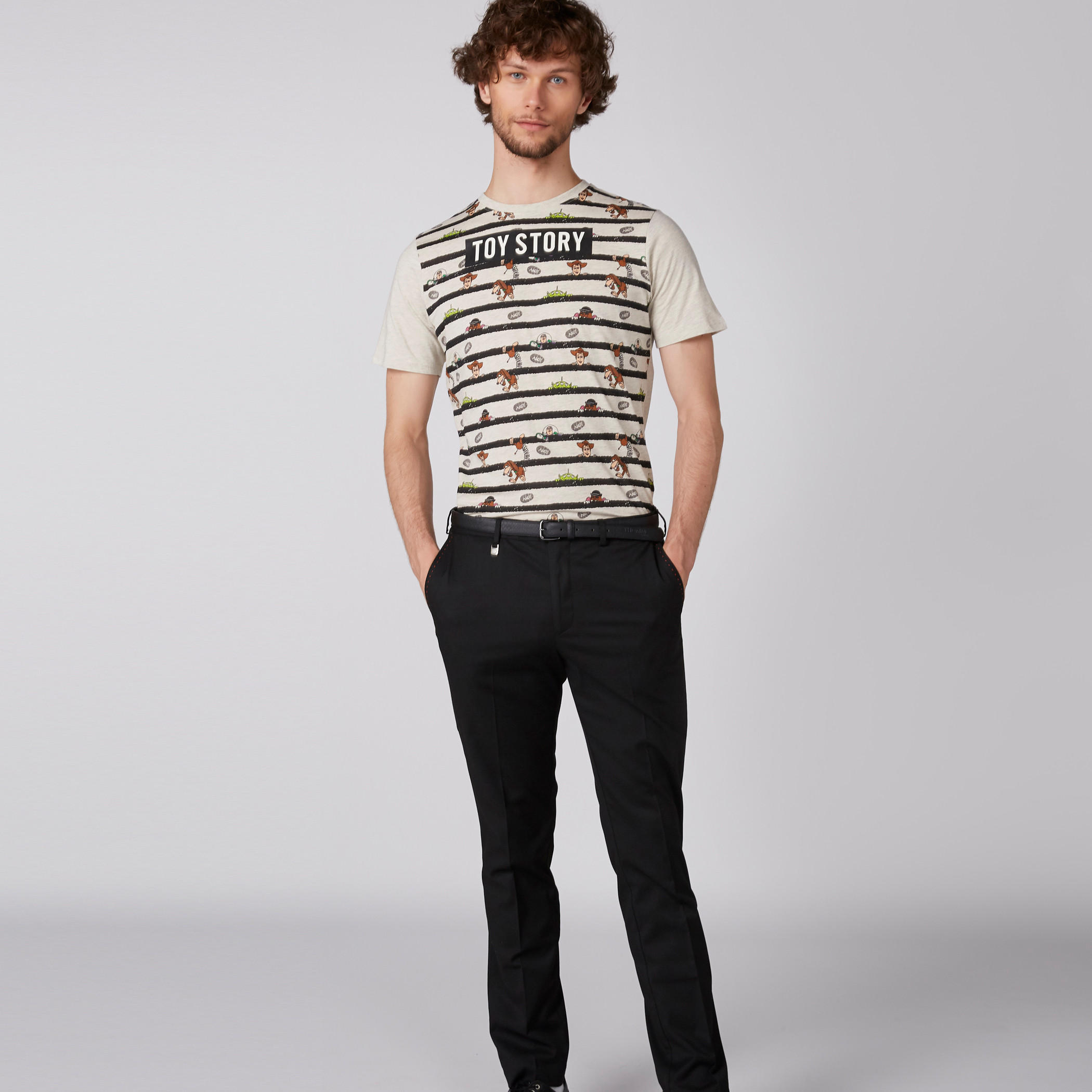 تيشيرت بياقة ضيّقة وأكمام قصيرة وطبعات توي ستوري-men-clothing-tshirtsandpolos-tshirts-image-3