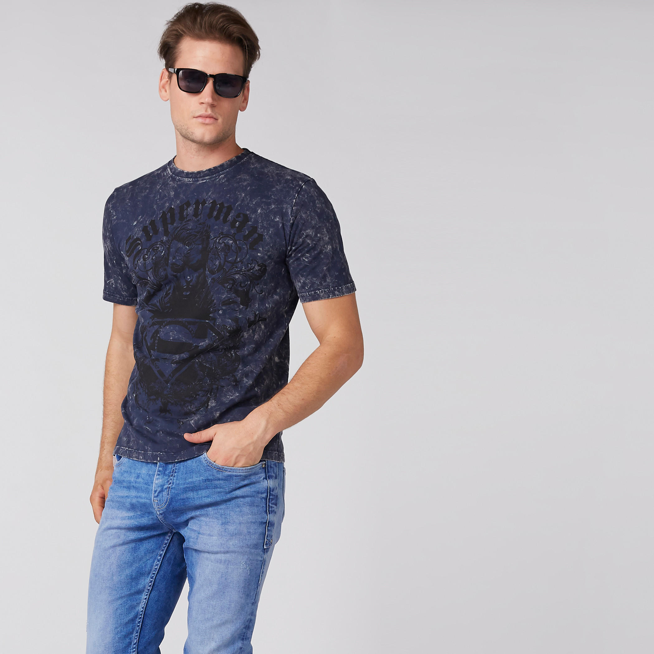 تيشيرت بياقة ضيّقة وأكمام قصيرة وطبعات سوبرمان-men-clothing-tshirtsandpolos-tshirts-image-3