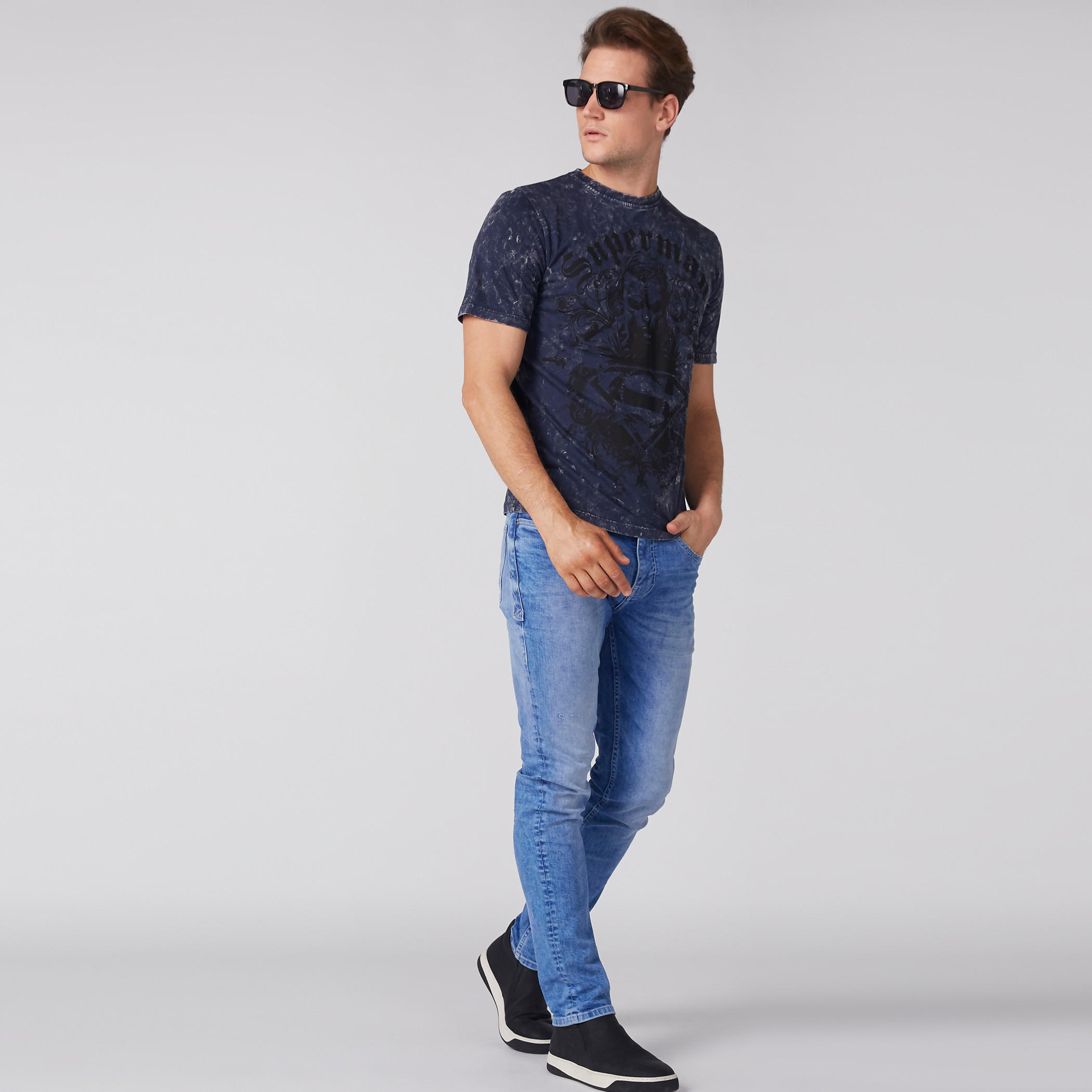 تيشيرت بياقة ضيّقة وأكمام قصيرة وطبعات سوبرمان-men-clothing-tshirtsandpolos-tshirts-image-4