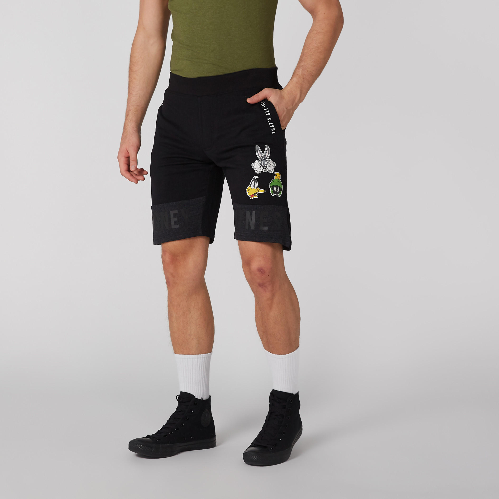 سورت سليم بجيوب وطبعات لوني تيونز-men-clothing-bottoms-shorts-image-1