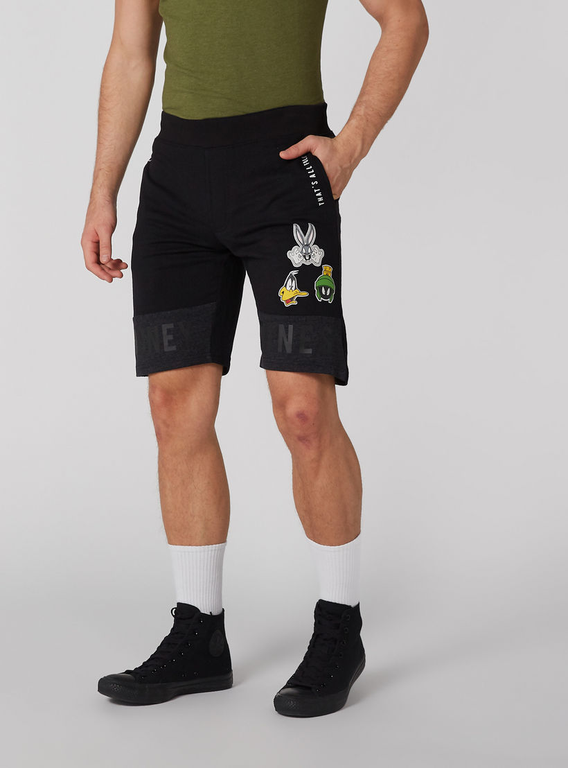سورت سليم بجيوب وطبعات لوني تيونز-men-clothing-bottoms-shorts-image-1