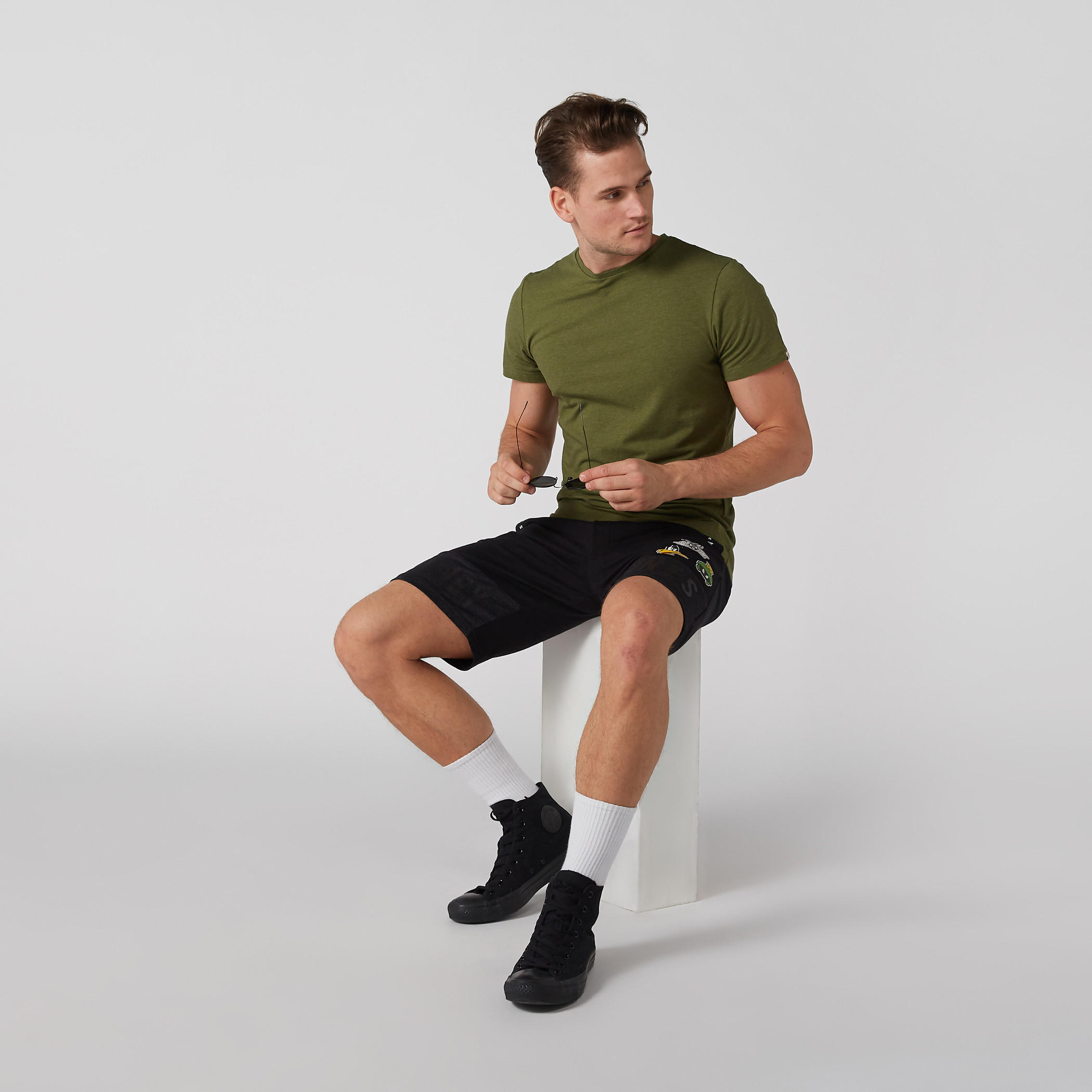 سورت سليم بجيوب وطبعات لوني تيونز-men-clothing-bottoms-shorts-image-2