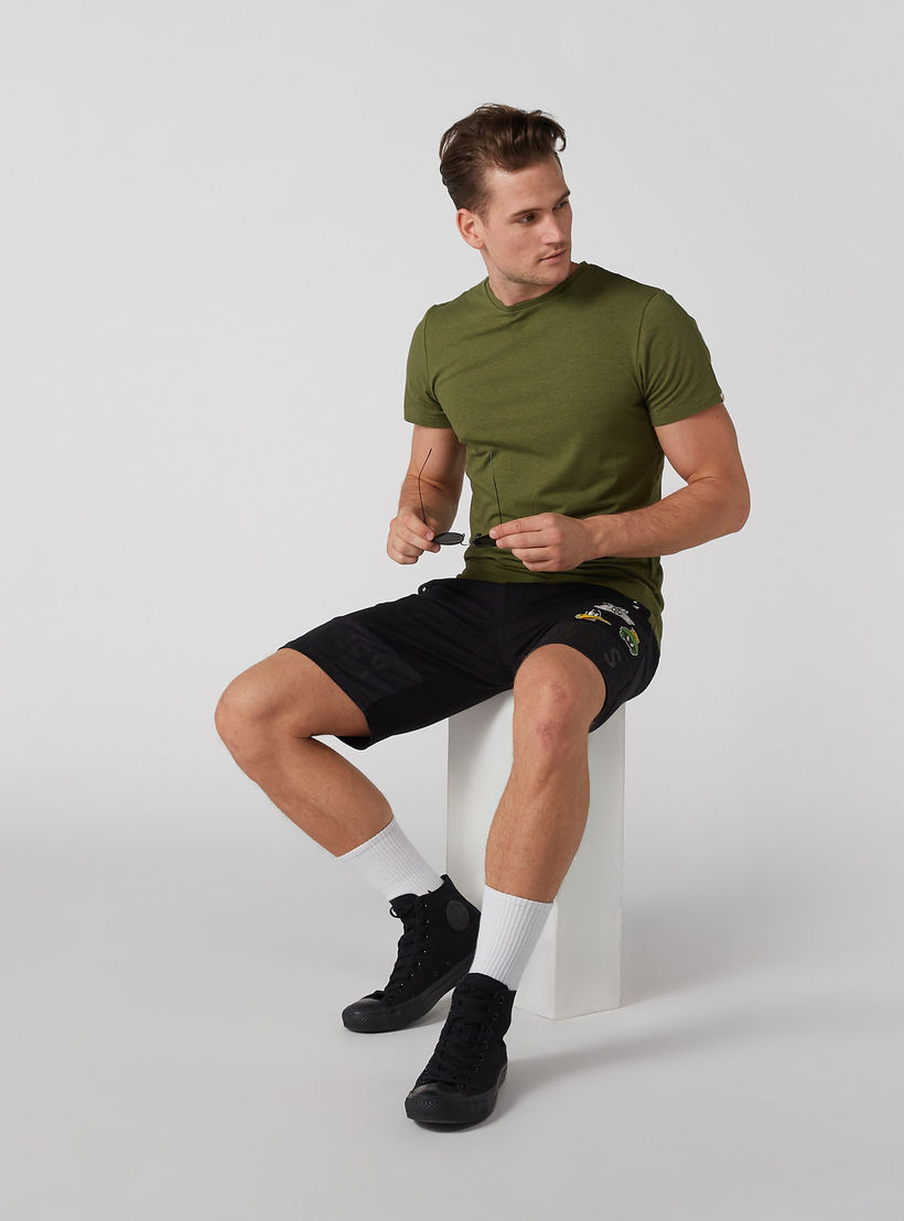 سورت سليم بجيوب وطبعات لوني تيونز-men-clothing-bottoms-shorts-image-2