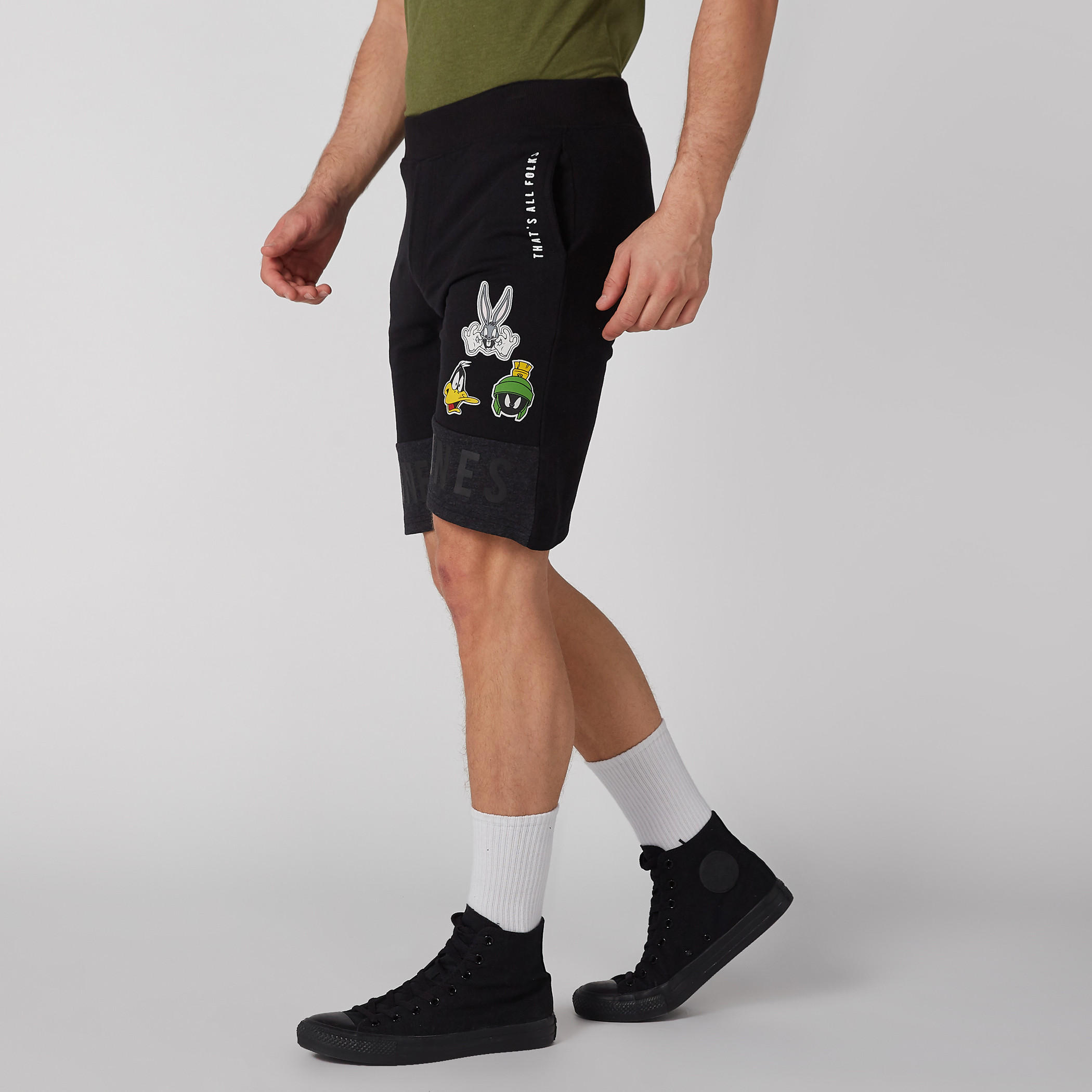 سورت سليم بجيوب وطبعات لوني تيونز-men-clothing-bottoms-shorts-image-3