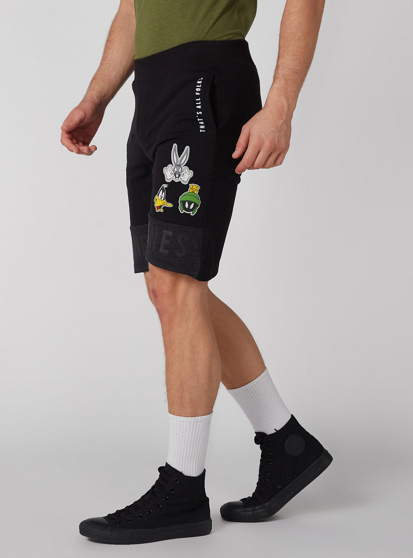 سورت سليم بجيوب وطبعات لوني تيونز-men-clothing-bottoms-shorts-image-3