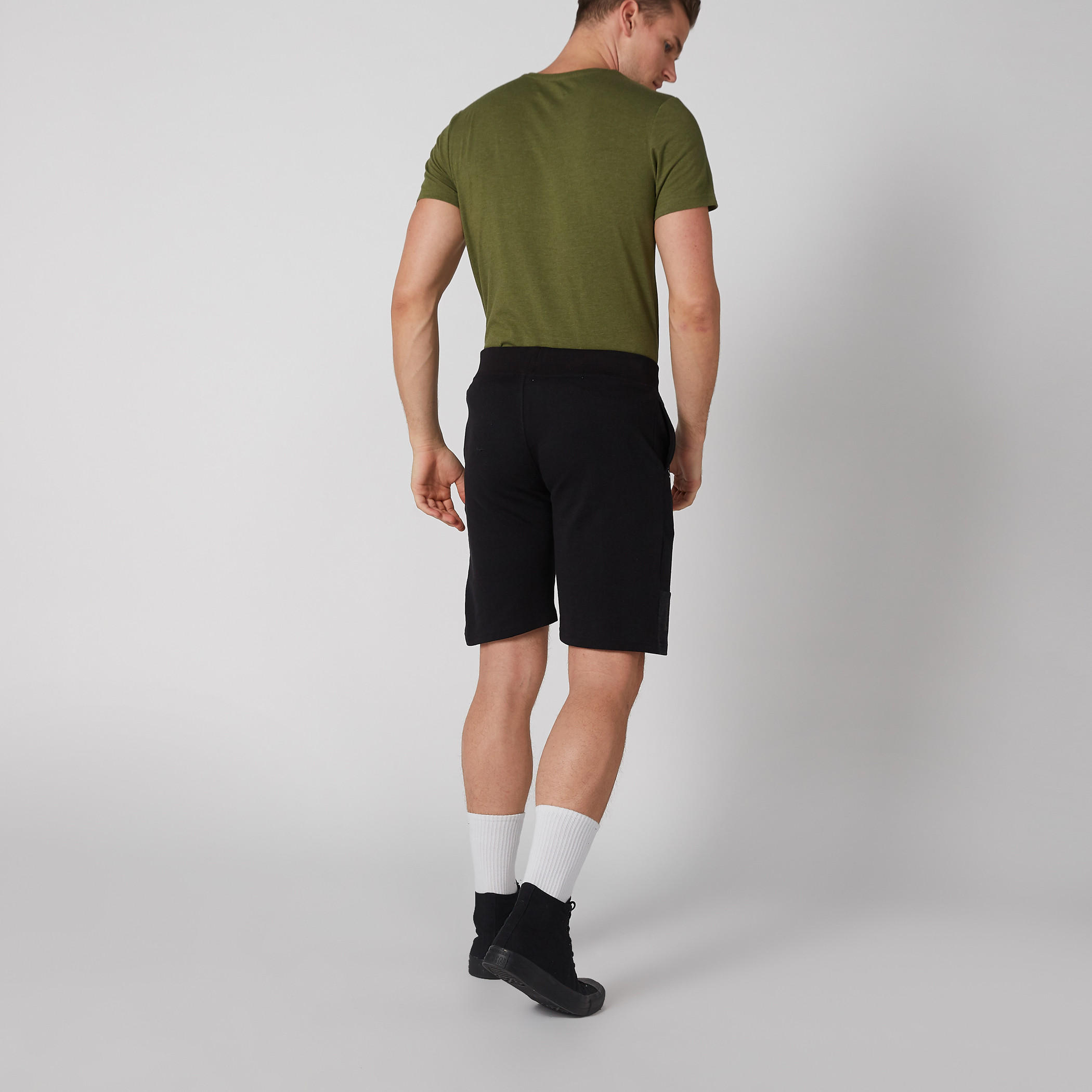 سورت سليم بجيوب وطبعات لوني تيونز-men-clothing-bottoms-shorts-image-4