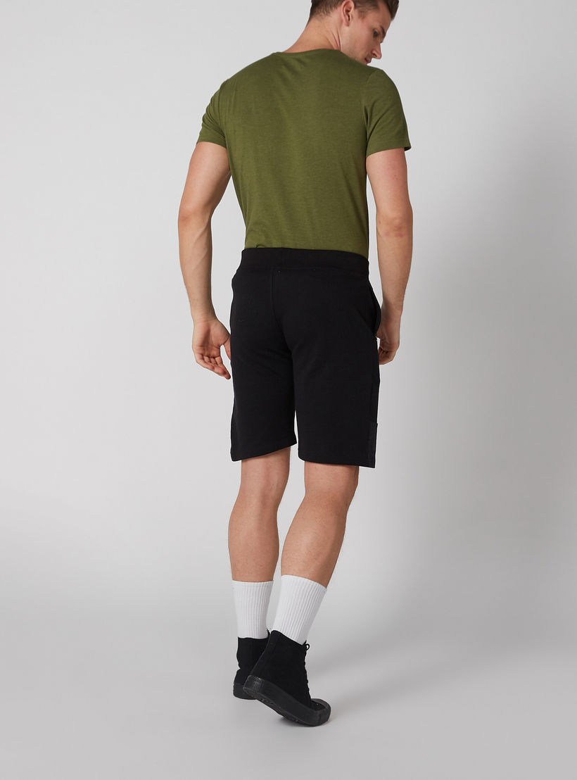سورت سليم بجيوب وطبعات لوني تيونز-men-clothing-bottoms-shorts-image-4