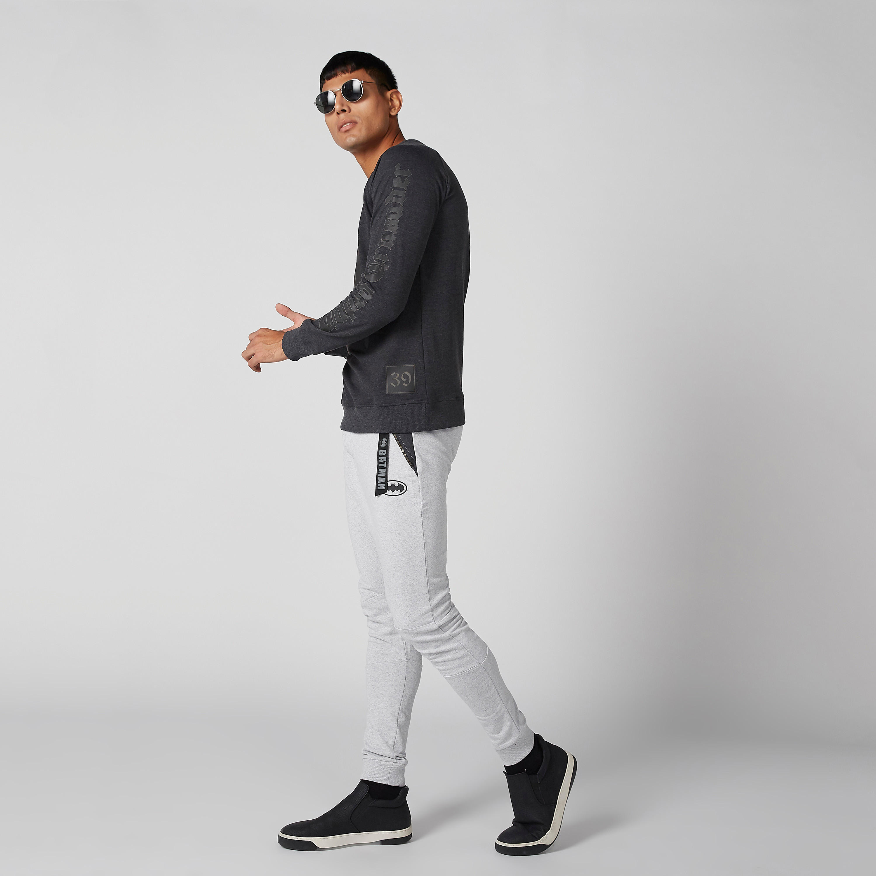 بنطال رياضي بجيوب بسحّاب وطبعات باتمان مع سلسلة مفاتيح-men-clothing-bottoms-joggers-image-2