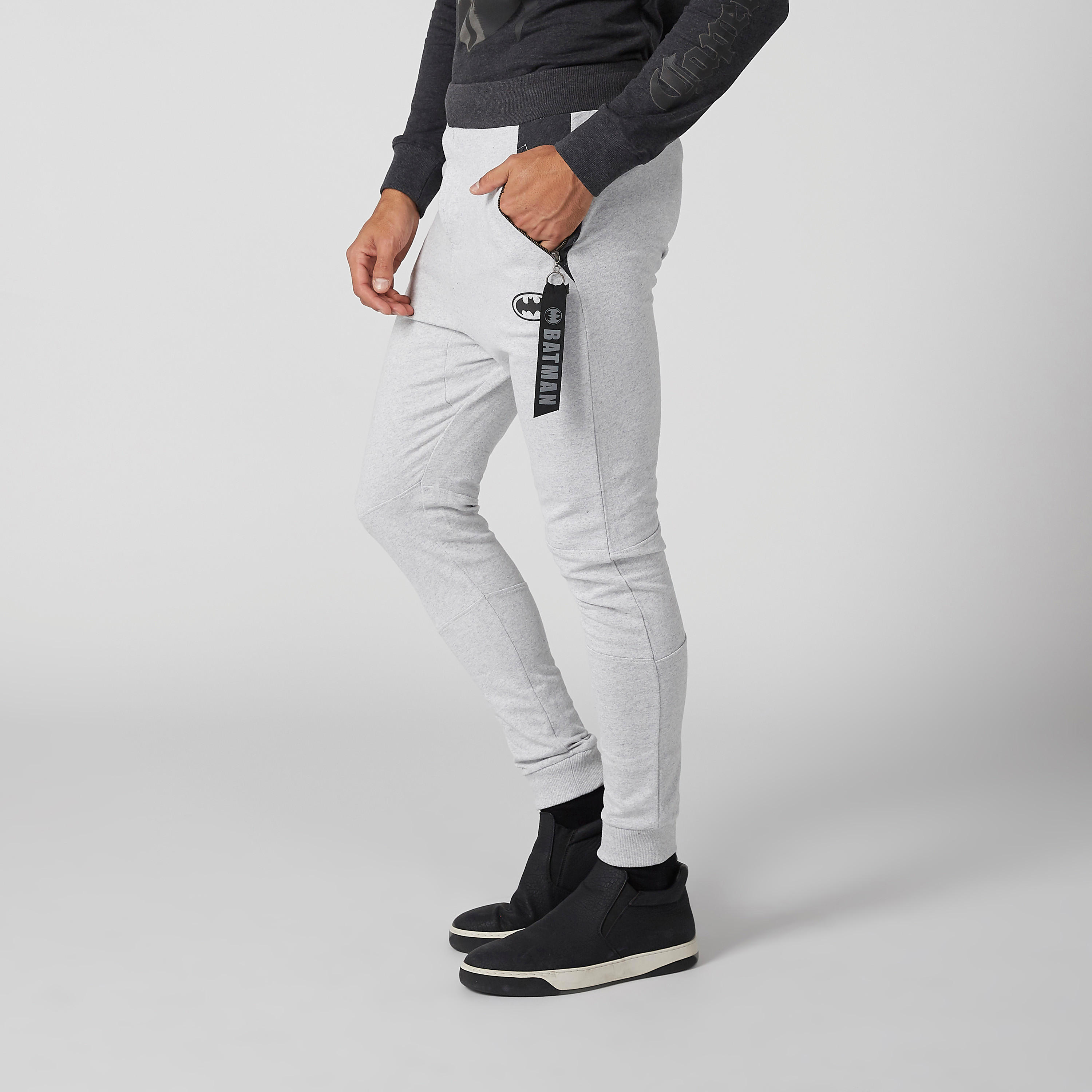 بنطال رياضي بجيوب بسحّاب وطبعات باتمان مع سلسلة مفاتيح-men-clothing-bottoms-joggers-image-3