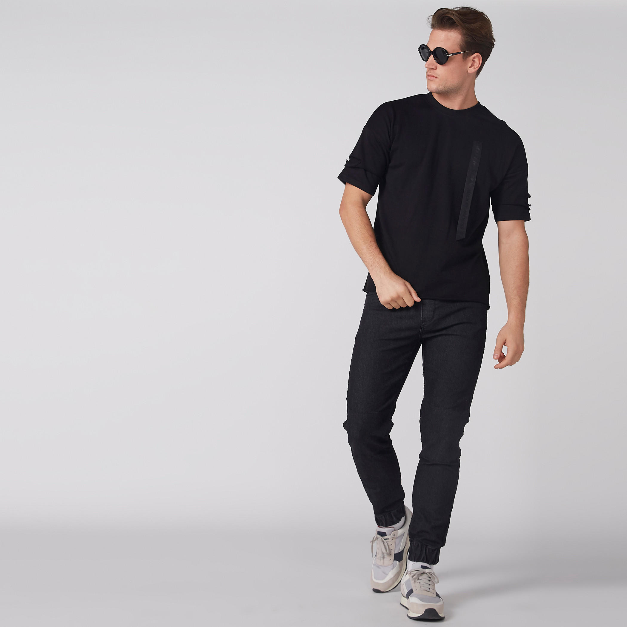 تيشيرت بياقة ضيّقة وأكمام متصلة وطبعات ميكي ماوس-men-clothing-tshirtsandpolos-tshirts-image-1