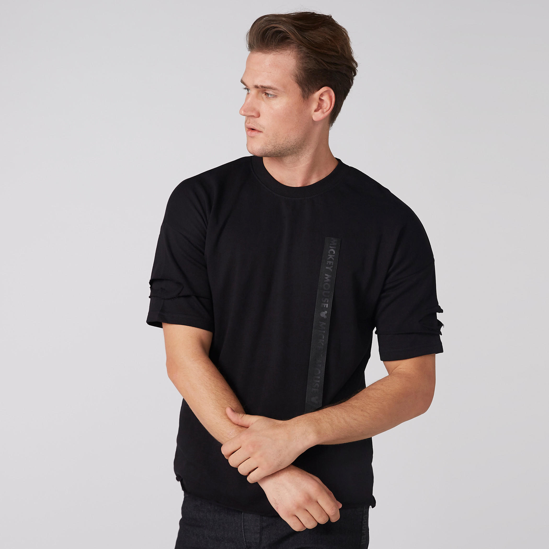تيشيرت بياقة ضيّقة وأكمام متصلة وطبعات ميكي ماوس-men-clothing-tshirtsandpolos-tshirts-image-2