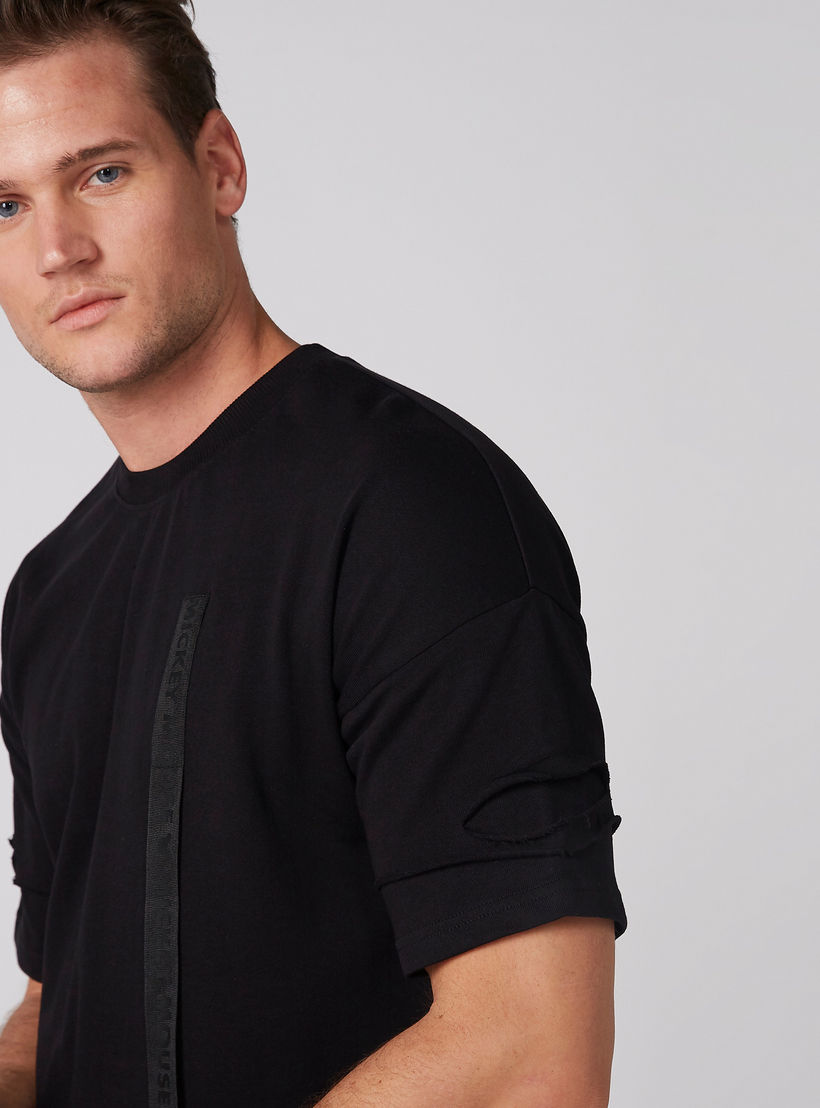 تيشيرت بياقة ضيّقة وأكمام متصلة وطبعات ميكي ماوس-men-clothing-tshirtsandpolos-tshirts-image-3