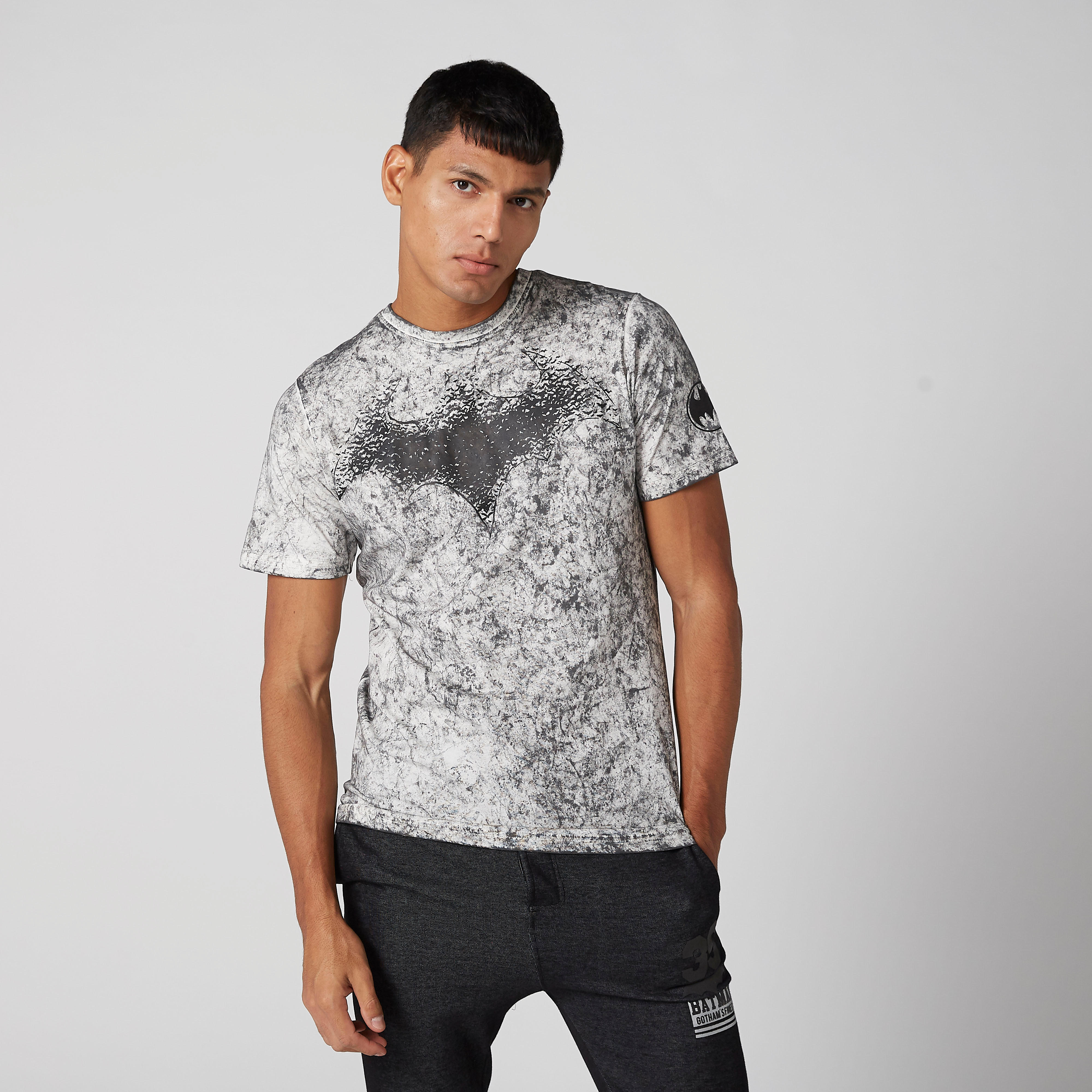 تيشيرت بياقة ضيّقة وأكمام قصيرة وطبعات باتمان-men-clothing-tshirtsandpolos-tshirts-image-1
