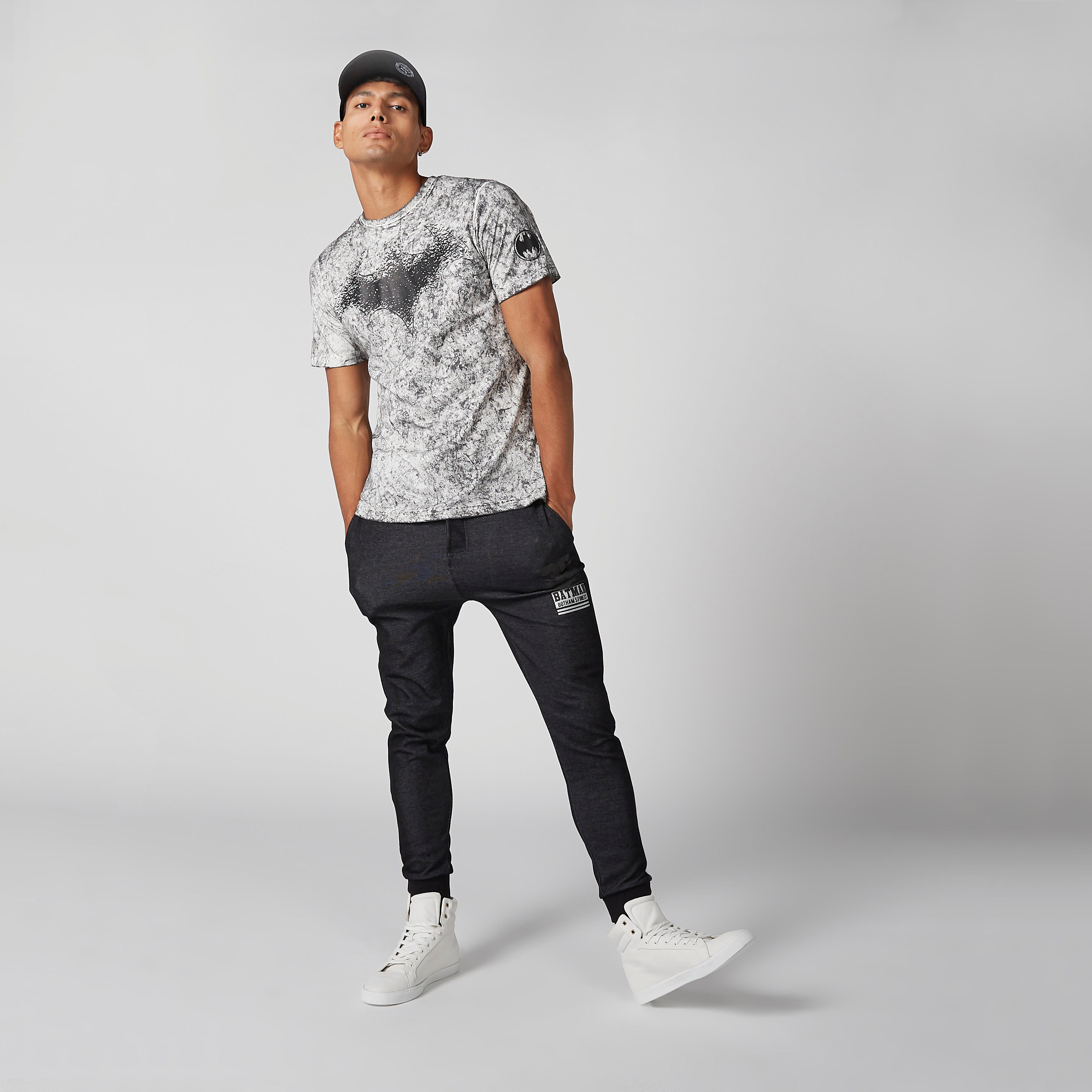 تيشيرت بياقة ضيّقة وأكمام قصيرة وطبعات باتمان-men-clothing-tshirtsandpolos-tshirts-image-2
