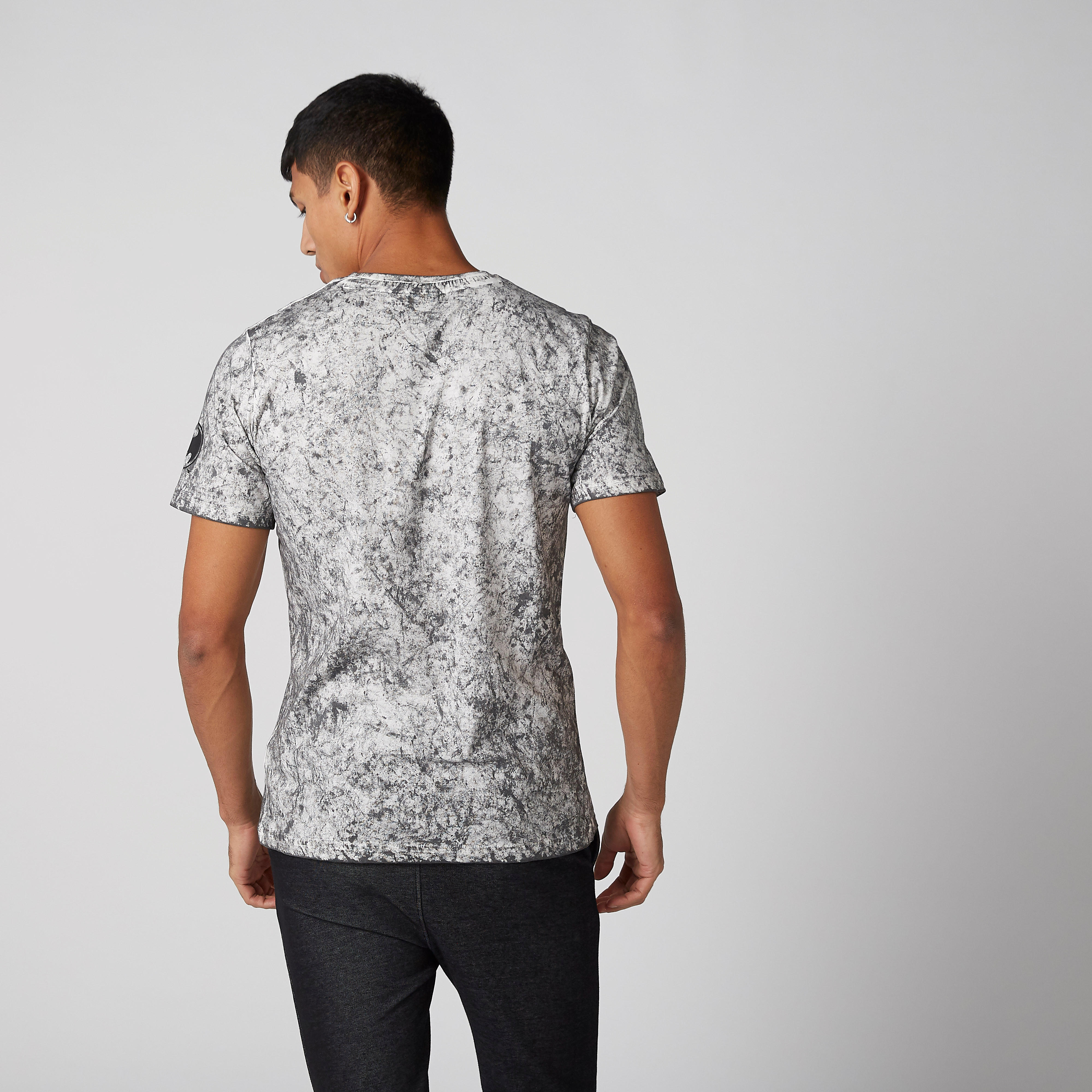 تيشيرت بياقة ضيّقة وأكمام قصيرة وطبعات باتمان-men-clothing-tshirtsandpolos-tshirts-image-3