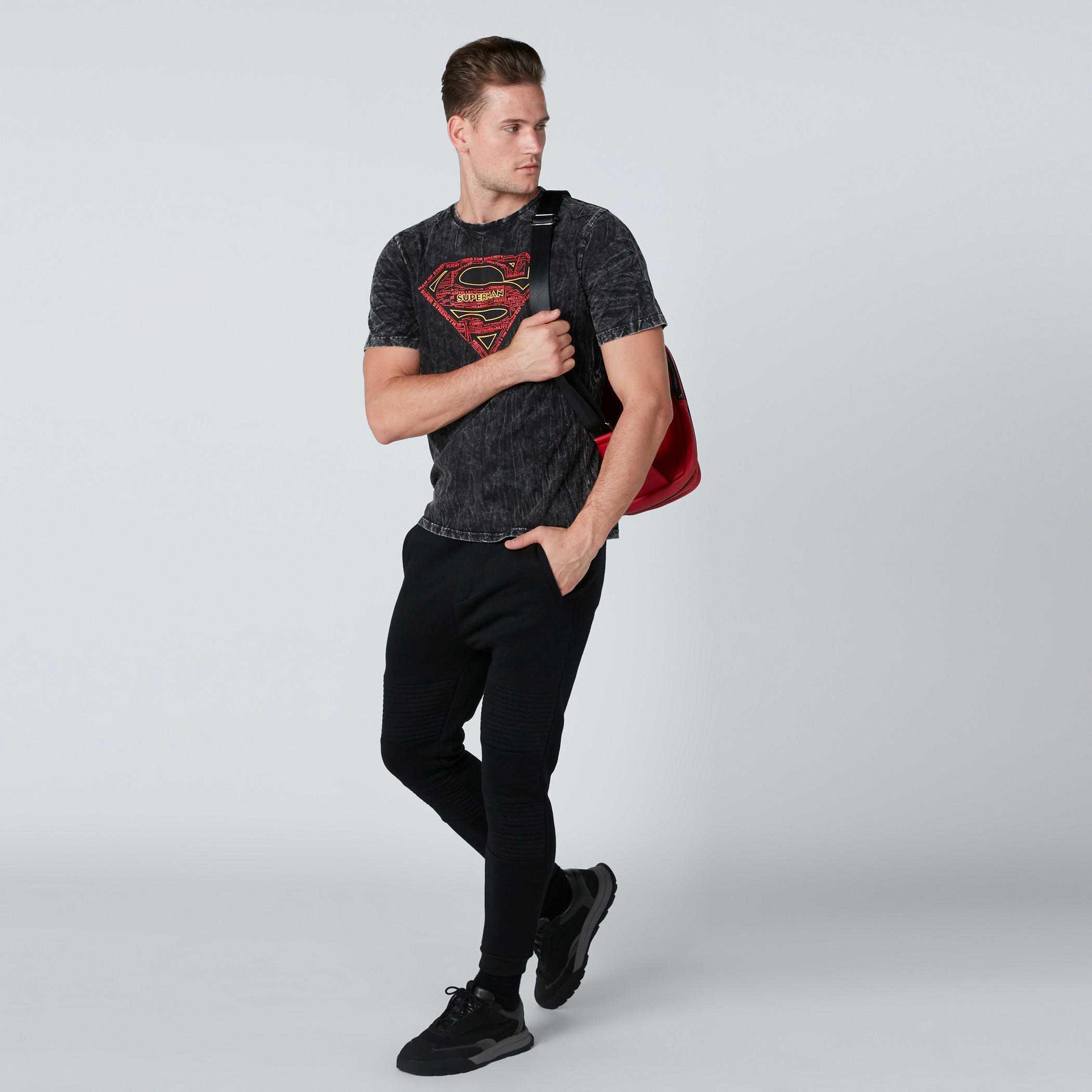 تيشيرت بقصّة مطابقة للجسم وطبعات سوبرمان-men-clothing-tshirtsandpolos-tshirts-image-4