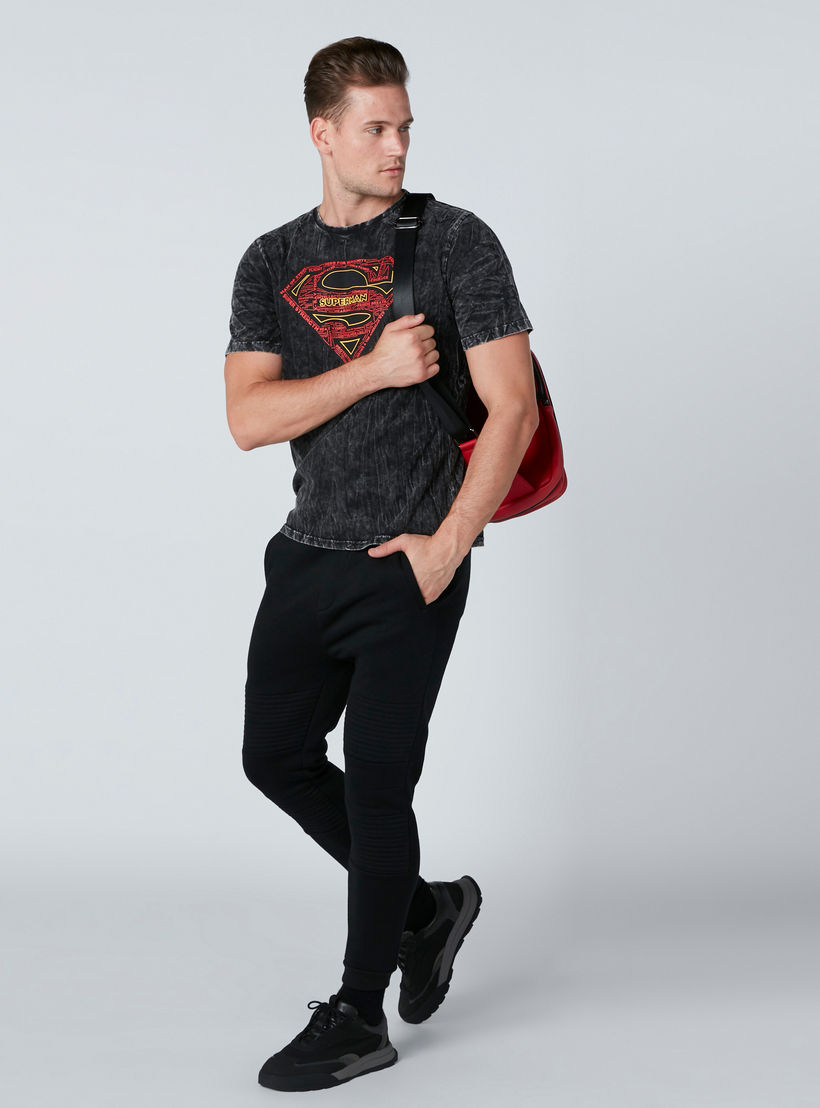 تيشيرت بقصّة مطابقة للجسم وطبعات سوبرمان-men-clothing-tshirtsandpolos-tshirts-image-4
