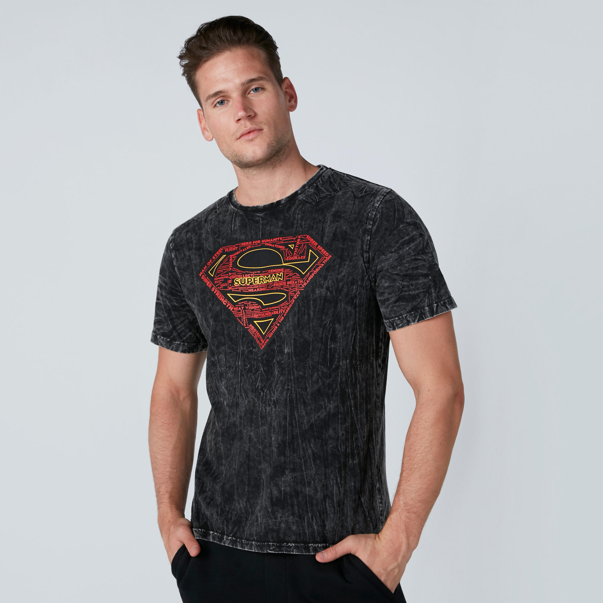 تيشيرت بقصّة مطابقة للجسم وطبعات سوبرمان-men-clothing-tshirtsandpolos-tshirts-image-2