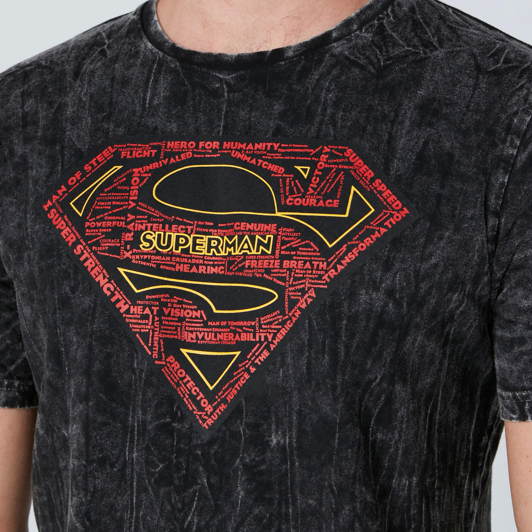 تيشيرت بقصّة مطابقة للجسم وطبعات سوبرمان-men-clothing-tshirtsandpolos-tshirts-image-1